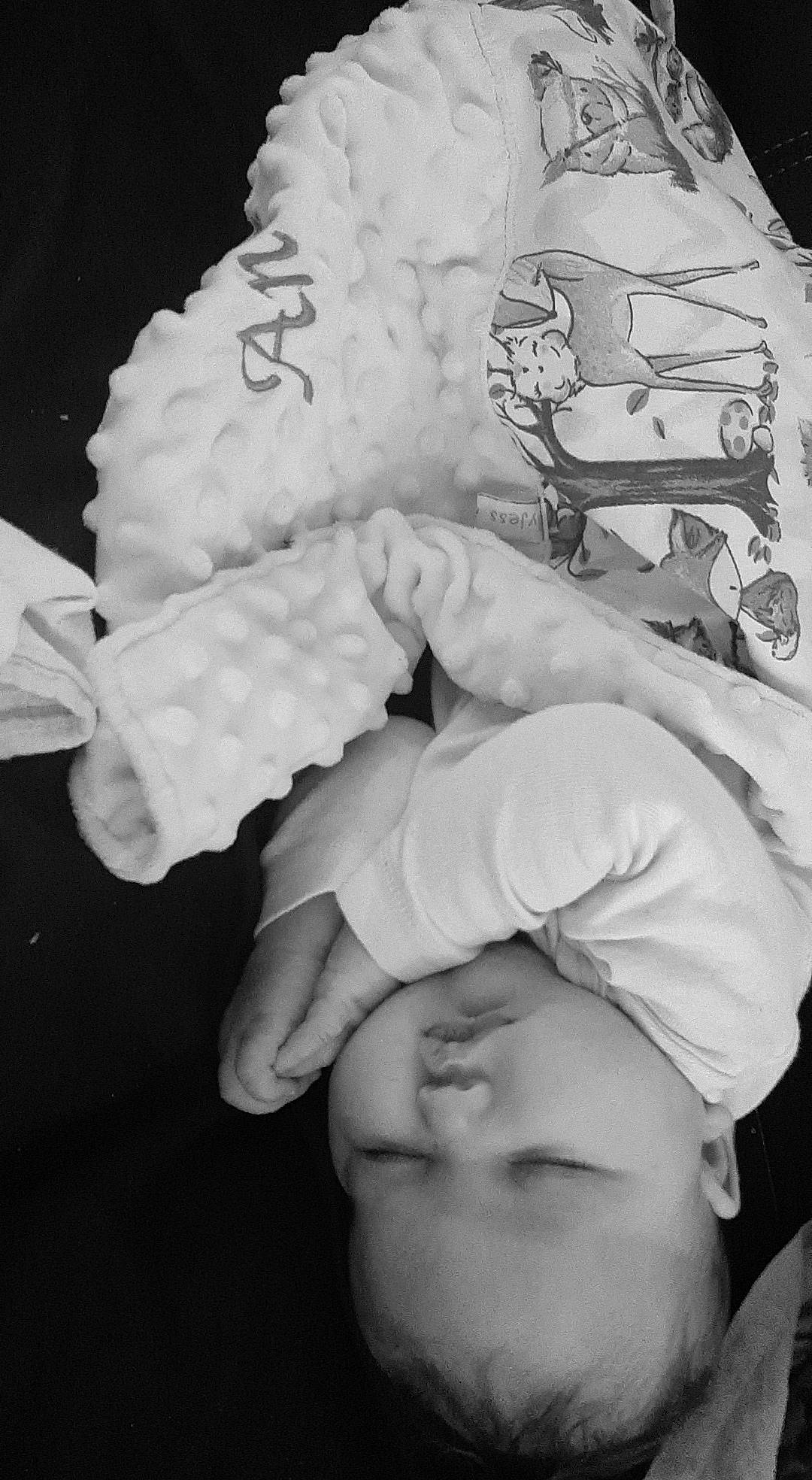 Annaëlle participe au concours pour gagner de l'argent avec cette photo : baby, birth, black, black_and_white, child, family, gesture, hand, leg, monochrome, monochrome_photography, person, photograph, photography, smile, snapshot, style, toddler, white