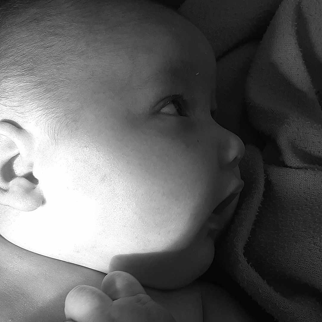 Annaëlle participe au concours pour gagner de l'argent avec cette photo : baby, black, black_and_white, cheek, child, eye, face, hand, head, lip, monochrome, monochrome_photography, mouth, nose, photograph, photography, skin, sleep, toddler, white