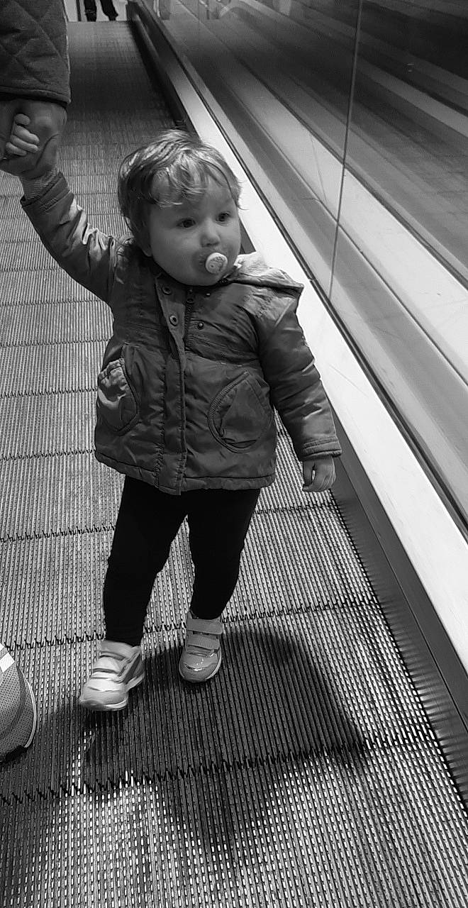 Leanna participe au concours pour gagner de l'argent avec cette photo : black, black_and_white, cheek, child, cool, escalator, eye, face, facial_expression, human, monochrome, monochrome_photography, people, person, photograph, photography, smile, snapshot, standing, toddler