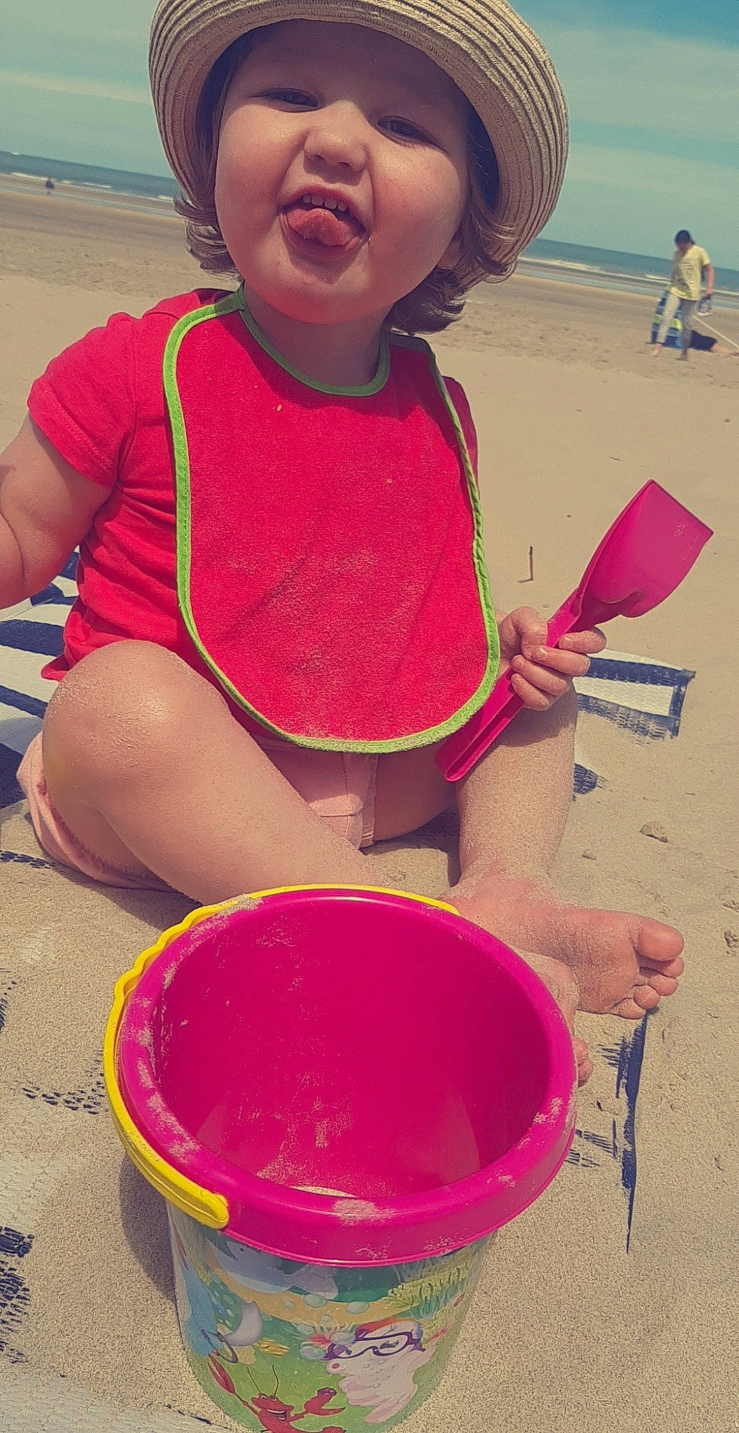 Leanna participe au concours pour gagner de l'argent avec cette photo : bucket, child, fun, headwear, magenta, person, pink, play, sand, smile, summer, toddler, vacation, water