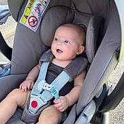 Lyana a rejoint le concours — aidez-le/la à gagner de superbes lots ! baby, car_seat, child, clothing, face, hand, happy, head, infant, outdoor, pacifier, person, restraint, safety, seat, seatbelt, smiling, straps, transport, warning_label