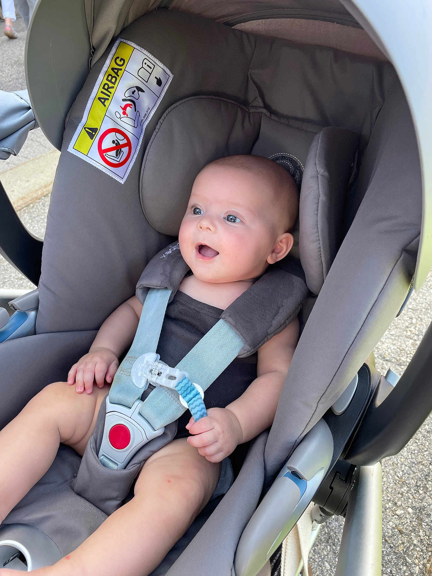 Lyana a rejoint le concours — aidez-le/la à gagner de superbes lots ! baby, car_seat, child, clothing, face, hand, happy, head, infant, outdoor, pacifier, person, restraint, safety, seat, seatbelt, smiling, straps, transport, warning_label