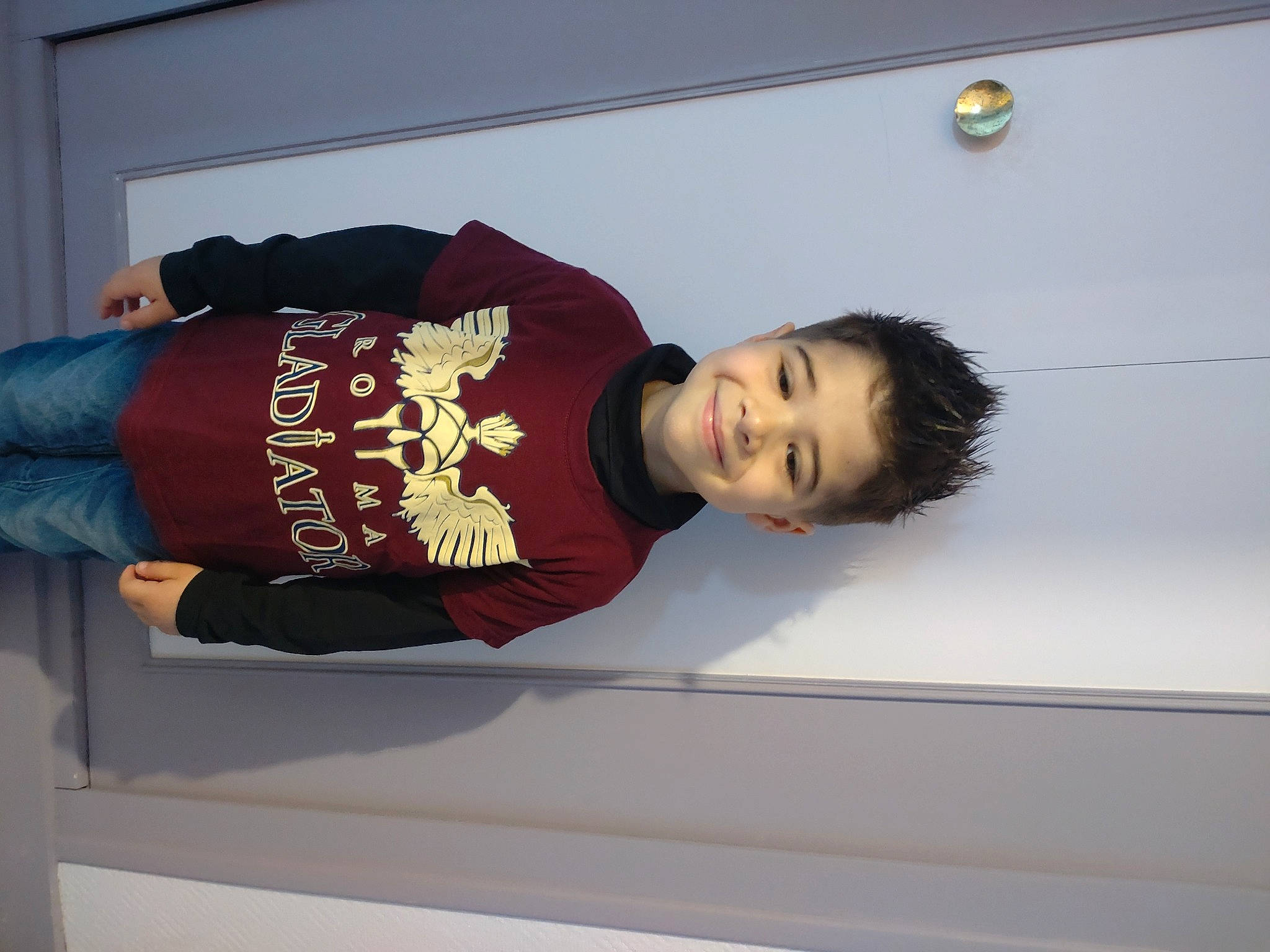 Rafael participe au concours pour gagner de l'argent avec cette photo : arm, balance, carmine, cleanliness, elbow, human_leg, joy, knee, person, room, sleeve, smile, sportswear, standing, t_shirt, thigh, waist, wrist