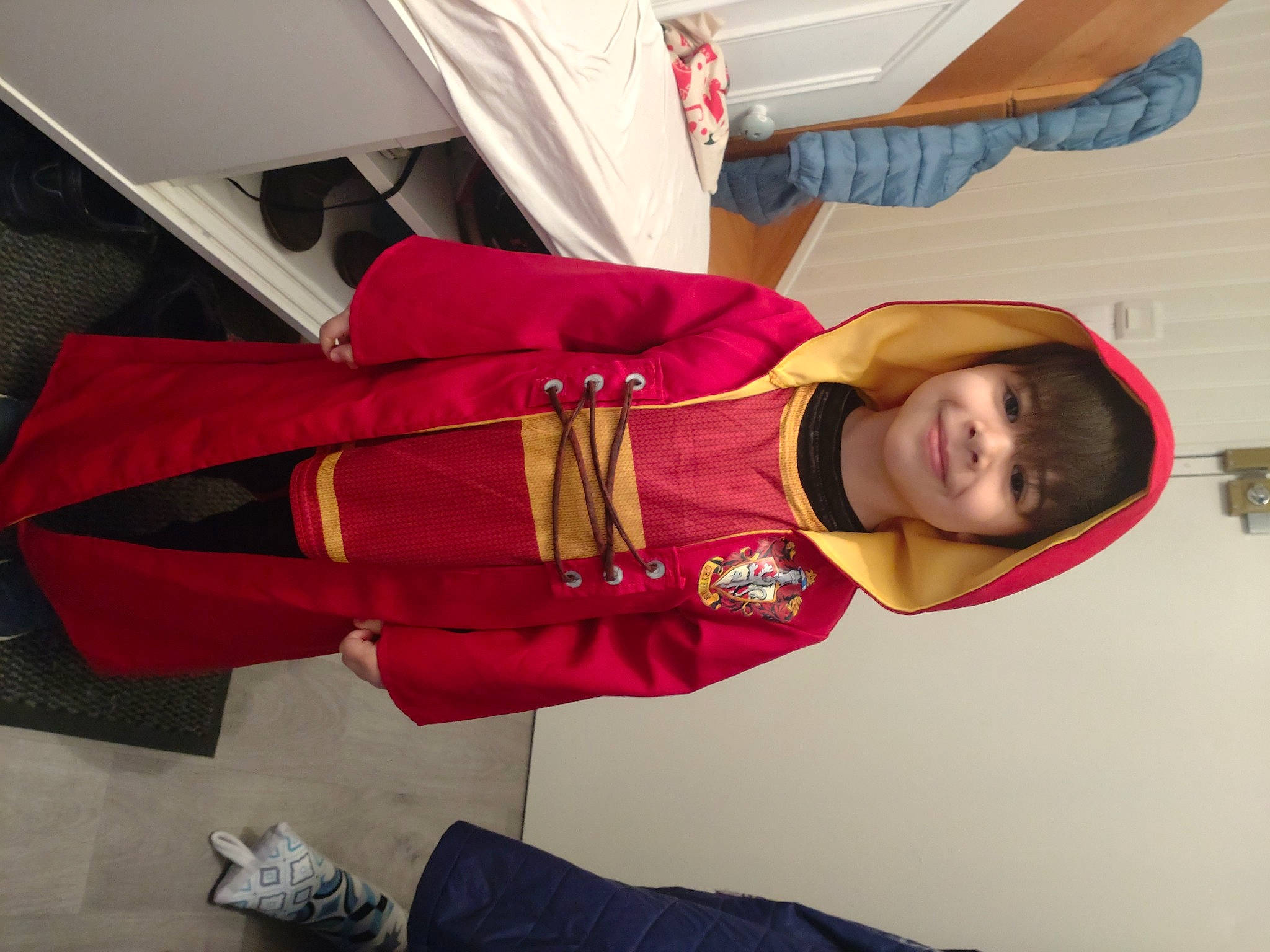 Rafael participe au concours pour gagner de l'argent avec cette photo : boot, carmine, comfort, costume, fun, hat, human_leg, joy, knee, person, room, sleeve, street_fashion, thigh, uniform, walking_shoe