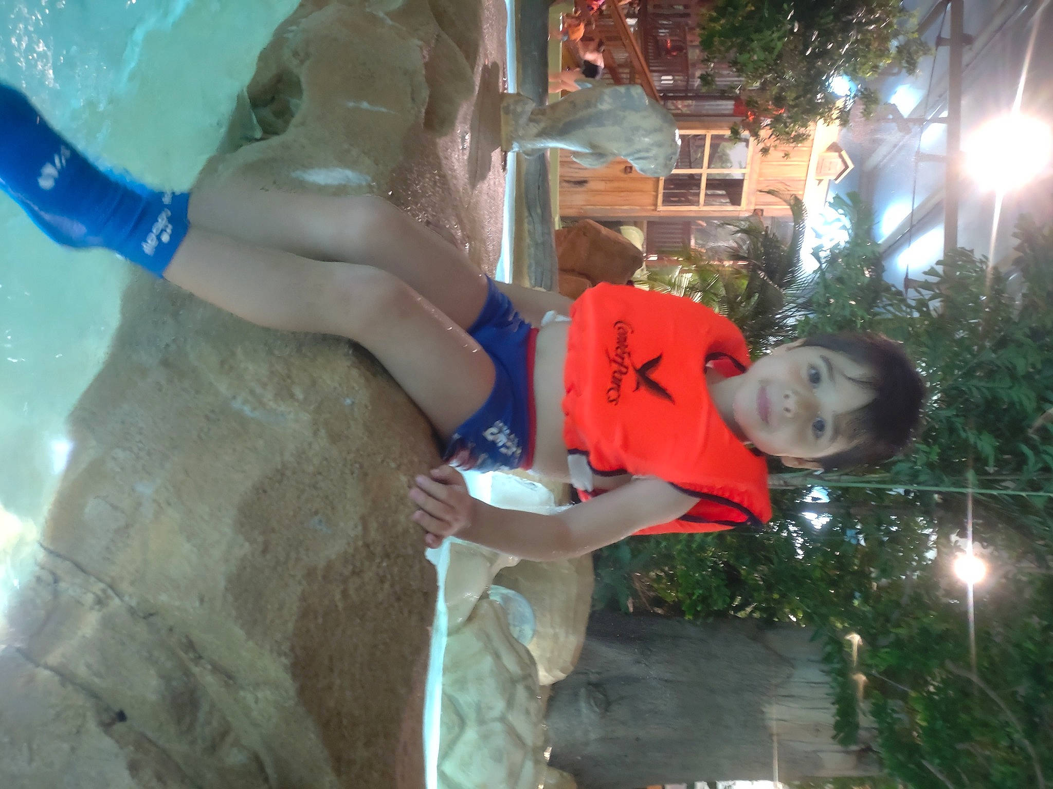 Rafael a rejoint le concours — aidez-le/la à gagner de superbes lots ! ankle, barefoot, chest, elbow, fluid, foot, fun, human_leg, leisure, person, plant, recreation, street_light, swimming_pool, swimwear, thigh, toe, tree, water