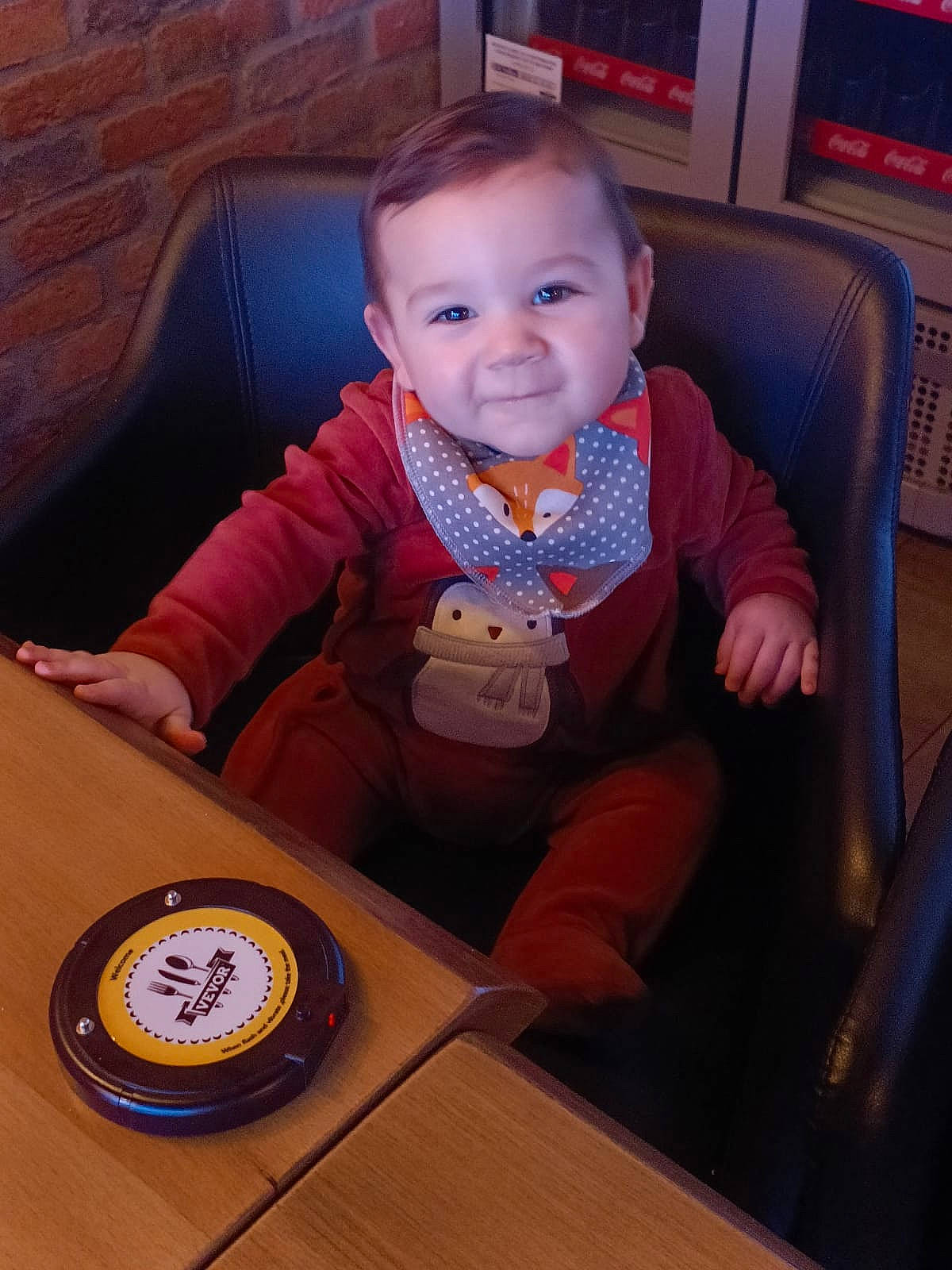 William a rejoint le concours — aidez-le/la à gagner de superbes lots ! arm, baby, baby_toddler_clothing, brick, child, comfort, flooring, fun, happy, head, joy, lap, military_person, official, outerwear, person, sitting, smile, t_shirt, toddler