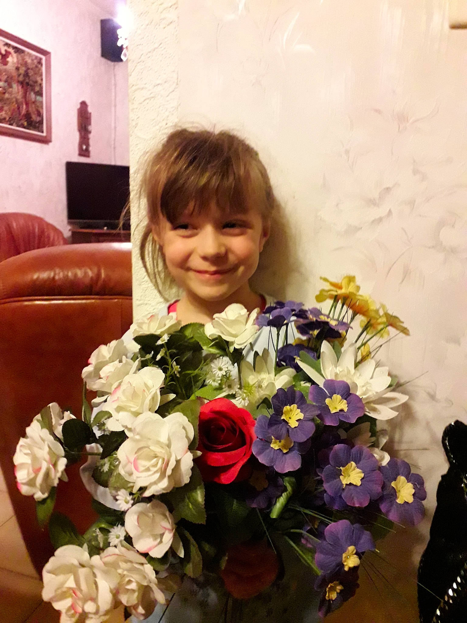 Shanna a rejoint le concours — aidez-le/la à gagner de superbes lots ! artificial_flower, child, cut_flowers, floral_design, floristry, flower, flower_arranging, flower_bouquet, flowering_plant, girl, iris, joy, person, plant, rose, rose_family, rose_order, smile, spring