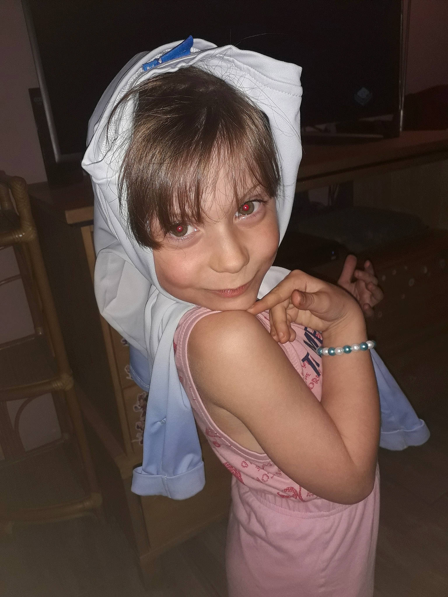 Shanna a rejoint le concours — aidez-le/la à gagner de superbes lots ! arm, brown_hair, child, cool, ear, girl, hair_accessory, hairstyle, head, human_hair_color, joint, joy, neck, person, shoulder, skin, toddler