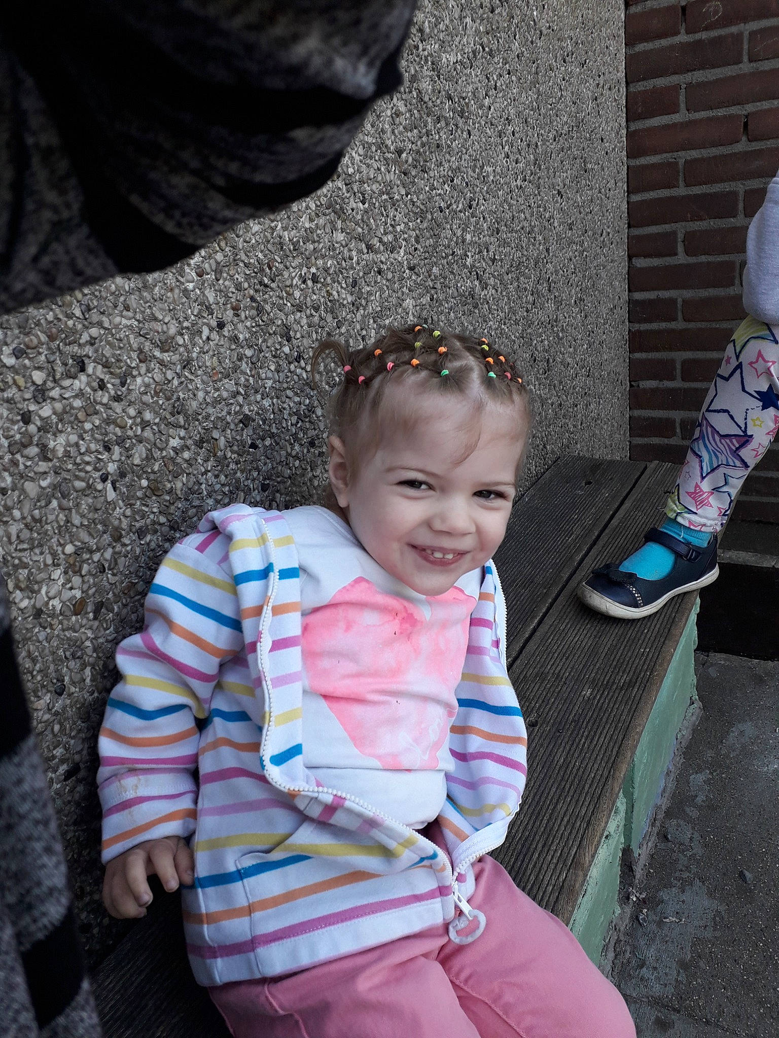 Kyra a rejoint le concours — aidez-le/la à gagner de superbes lots ! boy, child, cool, day, eye, facial_expression, fun, girl, human, human_body, joy, person, pink, product, sitting, skin, smile, snapshot, textile, toddler