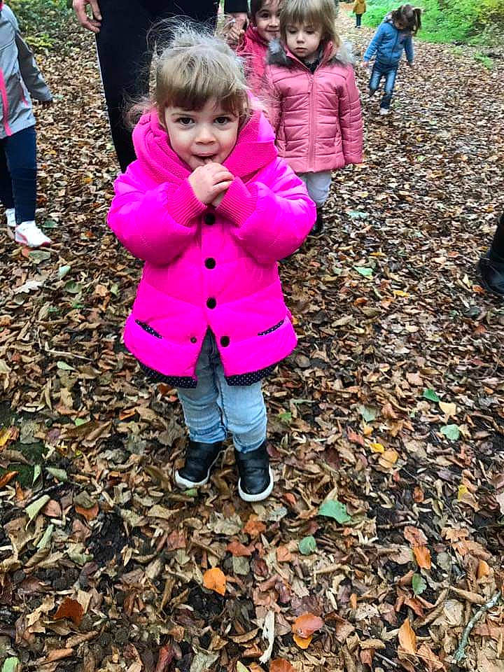 Kyra a rejoint le concours — aidez-le/la à gagner de superbes lots ! autumn, child, fun, girl, grass, leaf, person, pink, plant, play, recreation, soil, toddler, tree