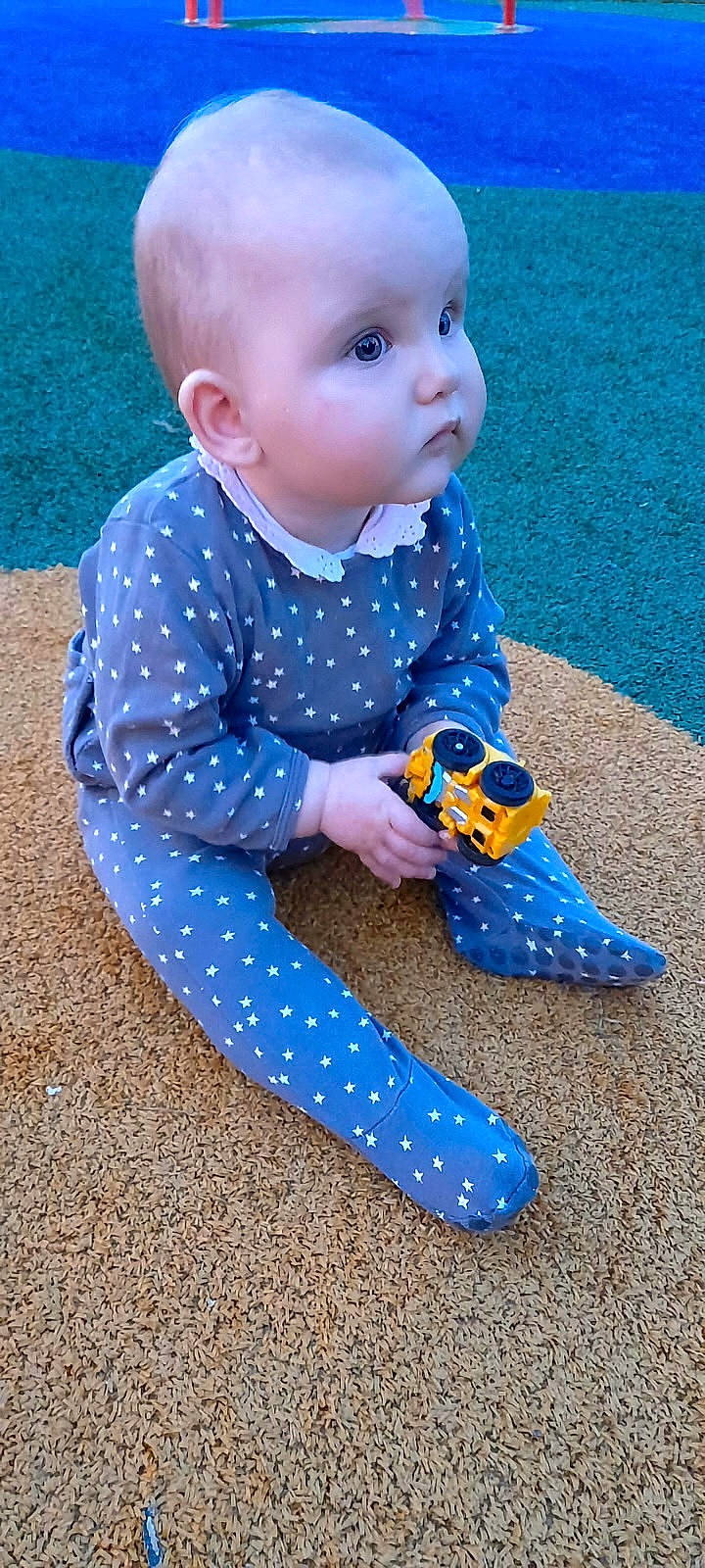Lucie participe au concours pour gagner de l'argent avec cette photo : baby, baby_toddler_clothing, blue, carmine, child, dress, electric_blue, eye, flooring, foot, fun, grass, human_leg, iris, leg, pattern, person, sitting, sleeve, toddler