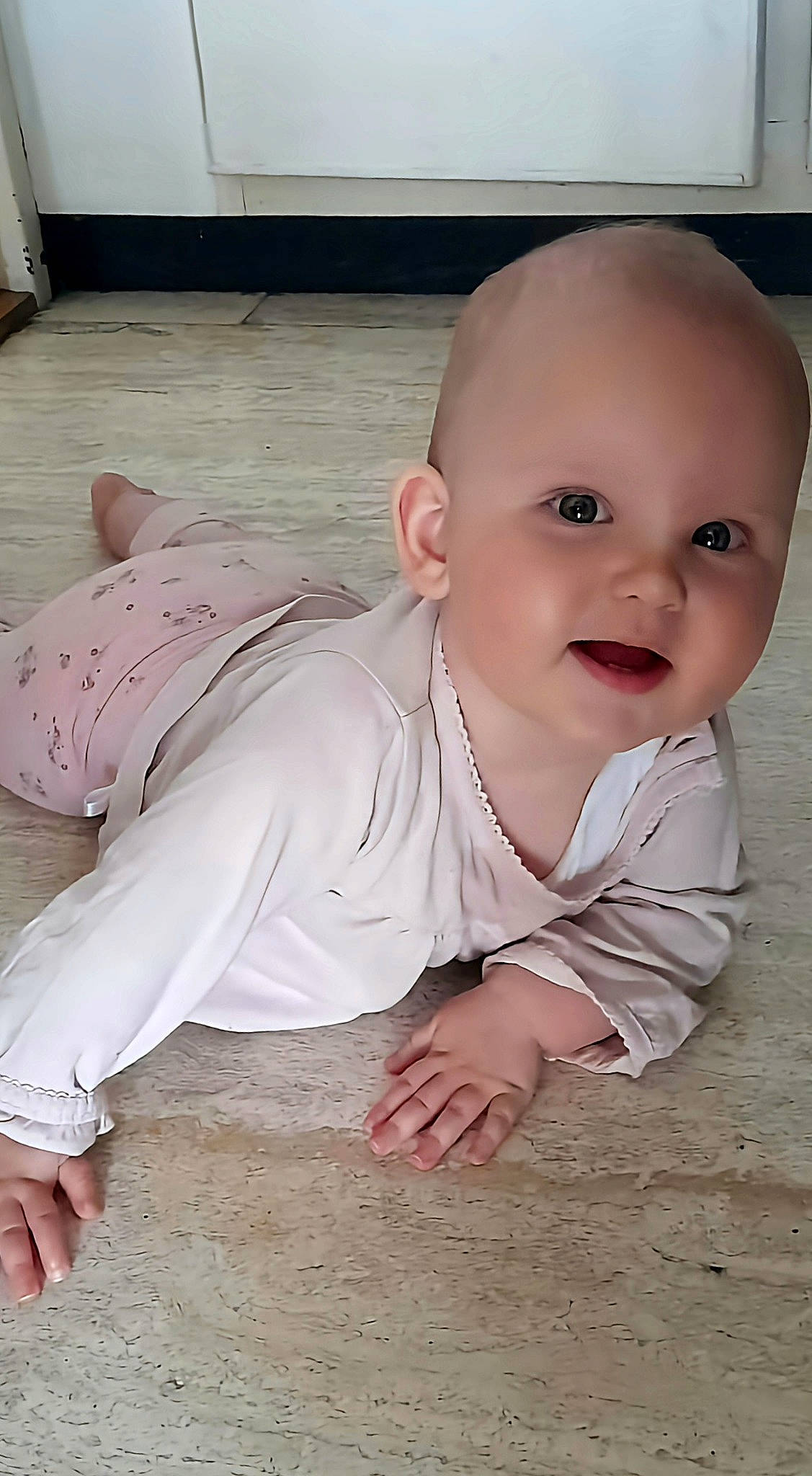 Lucie a rejoint le concours — aidez-le/la à gagner de superbes lots ! baby, baby_toddler_clothing, cheek, child, comfort, eye, floor, flooring, foot, fun, happy, mouth, nose, person, pink, sitting, skin, sleeve, smile, toddler