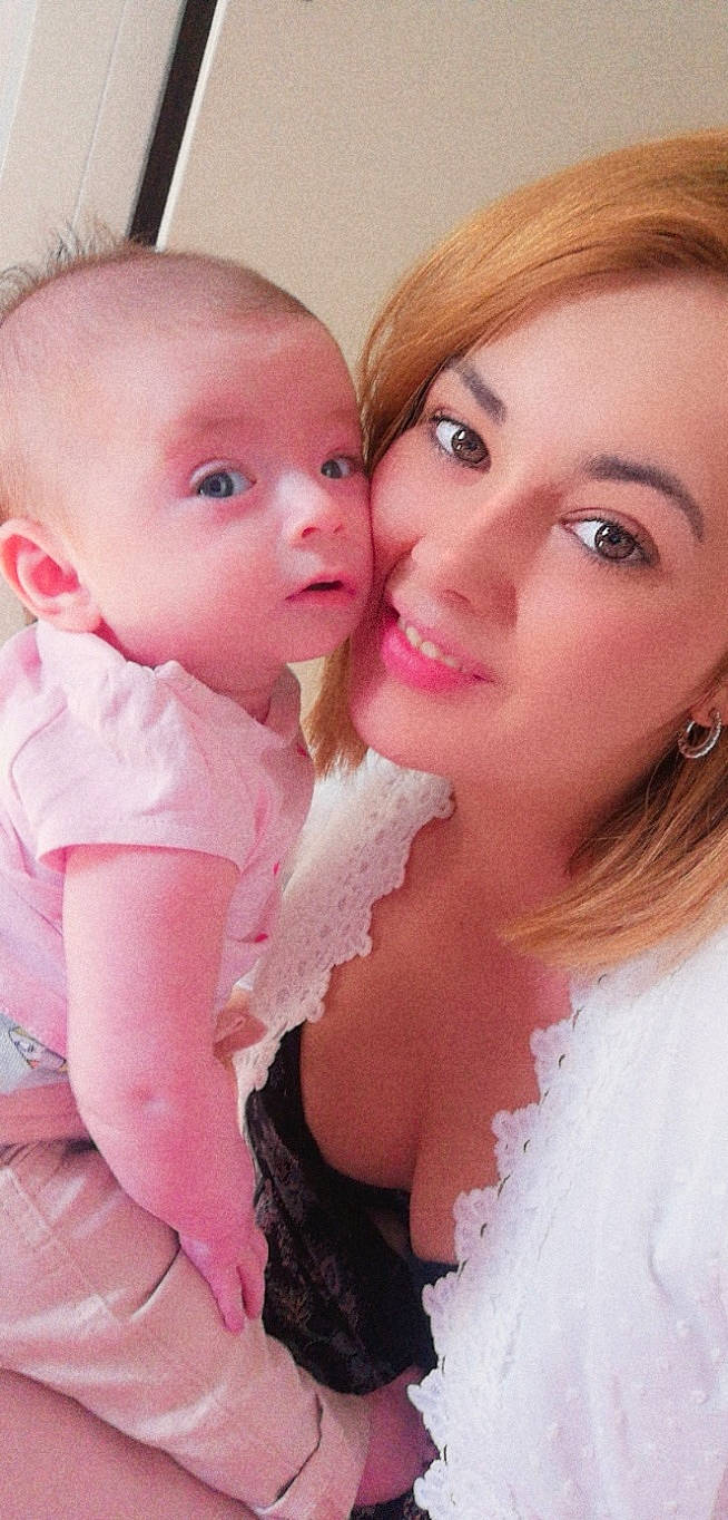 Ambre a rejoint le concours — aidez-le/la à gagner de superbes lots ! baby, baby_toddler_clothing, cheek, child, comfort, eyebrow, eyelash, fun, gesture, happy, iris, joy, lip, mouth, neck, nose, person, pink, selfie, skin