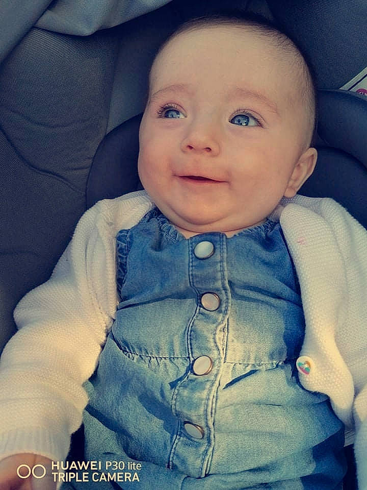 Ambre a rejoint le concours — aidez-le/la à gagner de superbes lots ! azure, baby_toddler_clothing, cheek, chin, collar, eyebrow, face, flash_photography, forehead, happy, iris, lip, mouth, neck, nose, outerwear, person, product, skin, sleeve