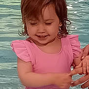 Wendy participe au concours pour gagner de l'argent avec cette photo : child, child_swimming, face, happy, holding_hands, human_hand, motion, outdoor, person, pink_swimsuit, playing, pool, reflection, short_hair, skin, smiling, summer, toddler, water, water_surface