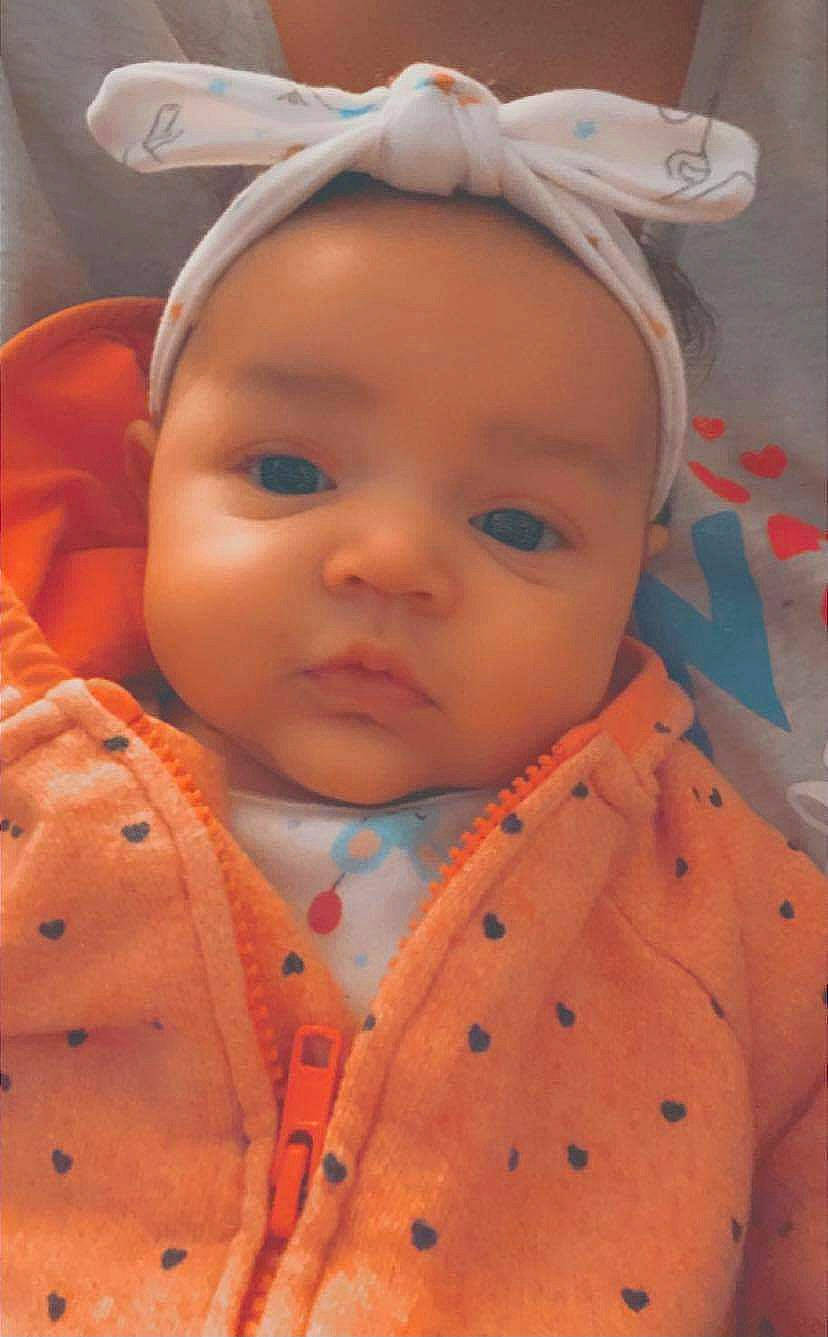 Haylie a rejoint le concours — aidez-le/la à gagner de superbes lots ! baby, baby_products, baby_toddler_clothing, button, cheek, child, chin, eyelash, forehead, headband, headwear, iris, lip, orange, organ, peach, person, skin, toddler