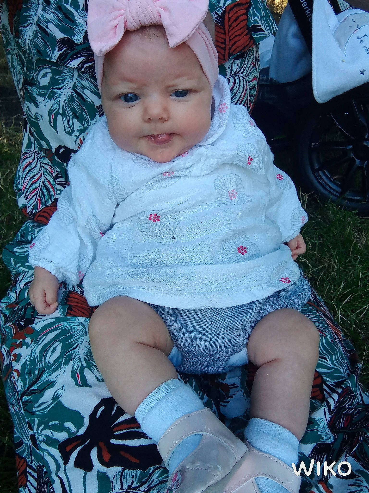 Kathalina a rejoint le concours — aidez-le/la à gagner de superbes lots ! baby, baby_toddler_clothing, beauty, cheek, child, clothing, cool, eye, face, grass, happy, headwear, iris, lap, pattern, person, pink, purple, skin, sleeve