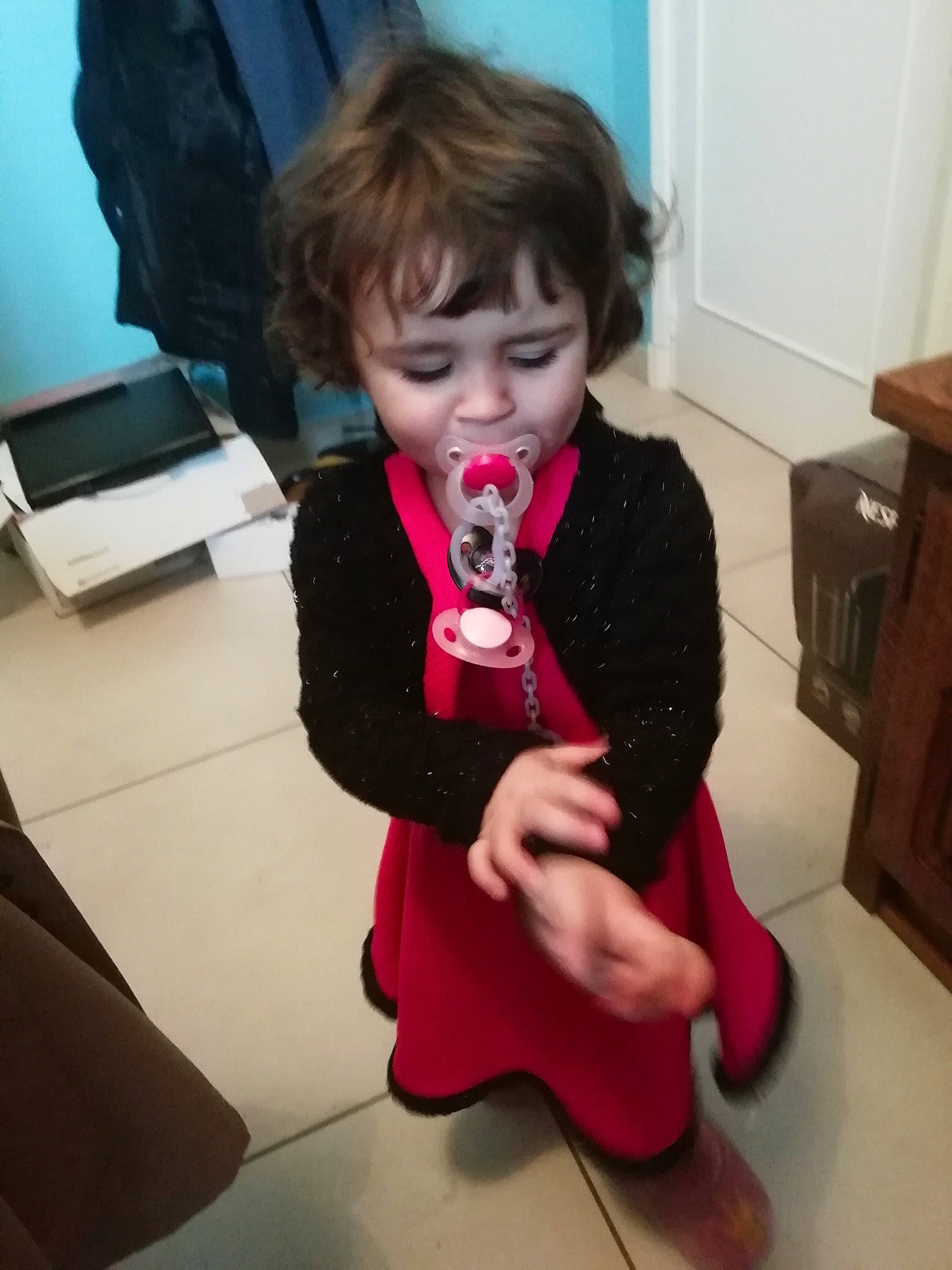 Emylianna participe au concours pour gagner de l'argent avec cette photo : arm, child, day, ear, finger, fun, girl, leg, mouth, organ, outerwear, person, pink, product, shoulder, textile, toddler