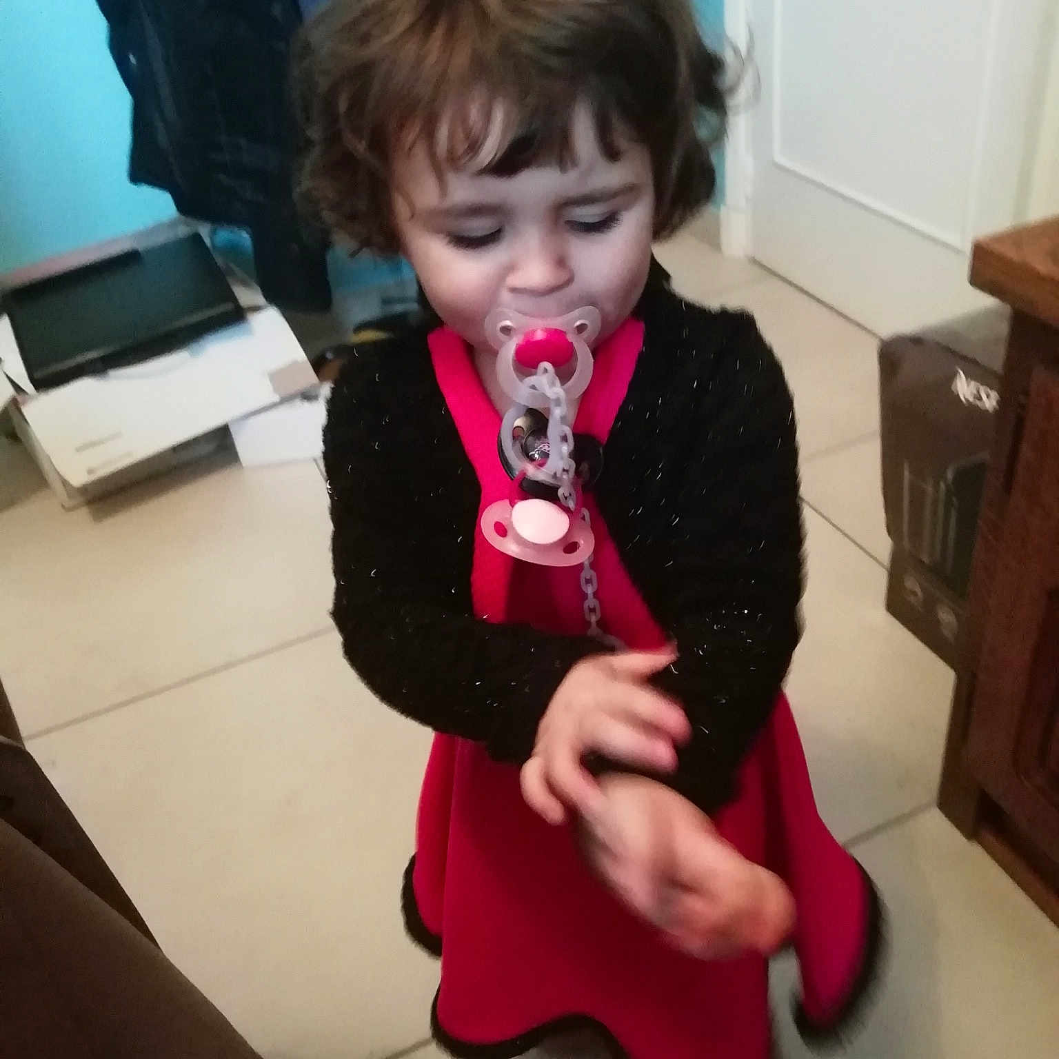 Emylianna participe au concours pour gagner de l'argent avec cette photo : arm, child, day, ear, finger, fun, girl, leg, mouth, organ, outerwear, person, pink, product, shoulder, textile, toddler