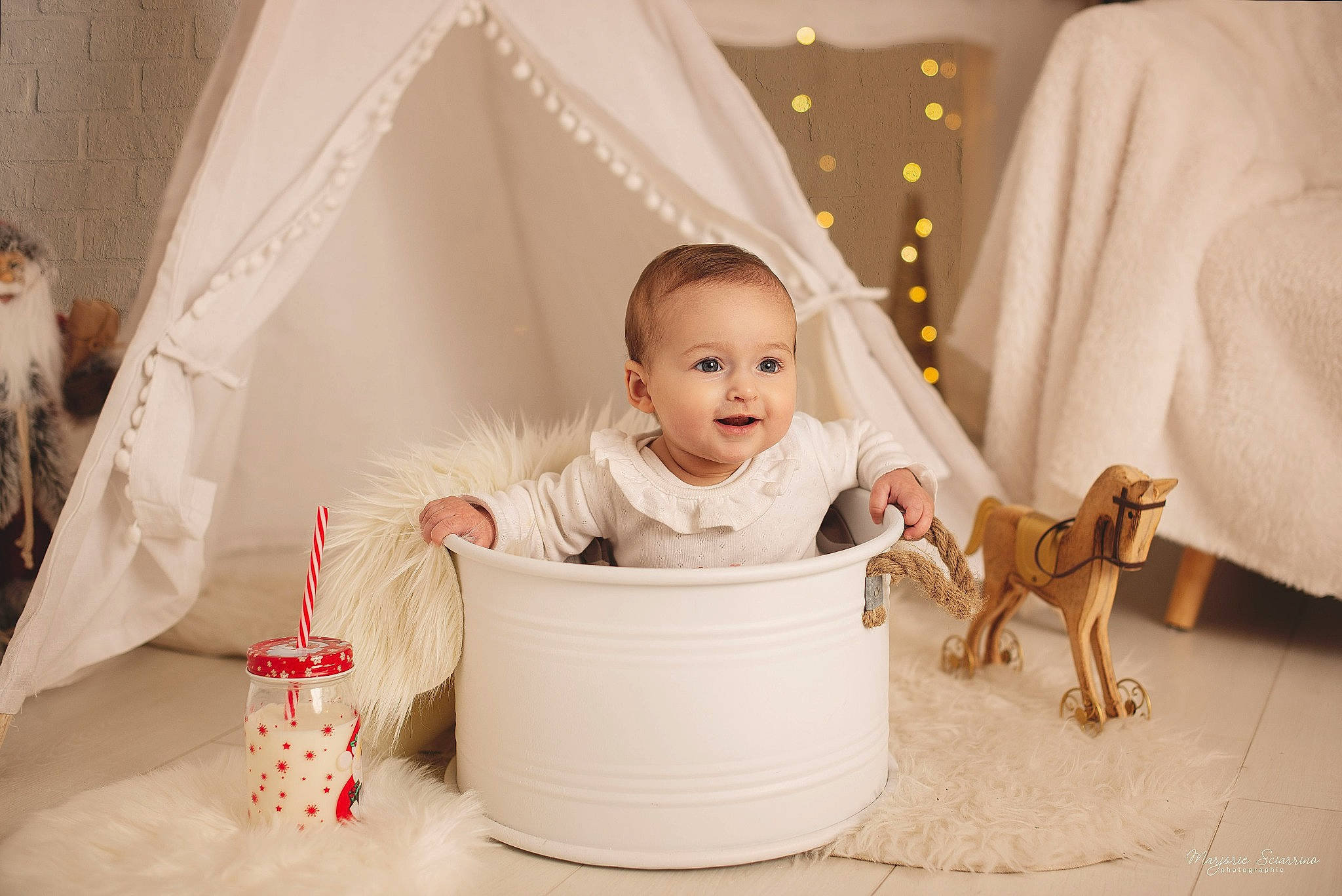 Maloë participe au concours pour gagner de l'argent avec cette photo : baby, baby_products, baby_toddler_clothing, baby_toys, beard, box, doll, fawn, figurine, home_accessories, household_supply, joy, linens, person, present, tent, toy