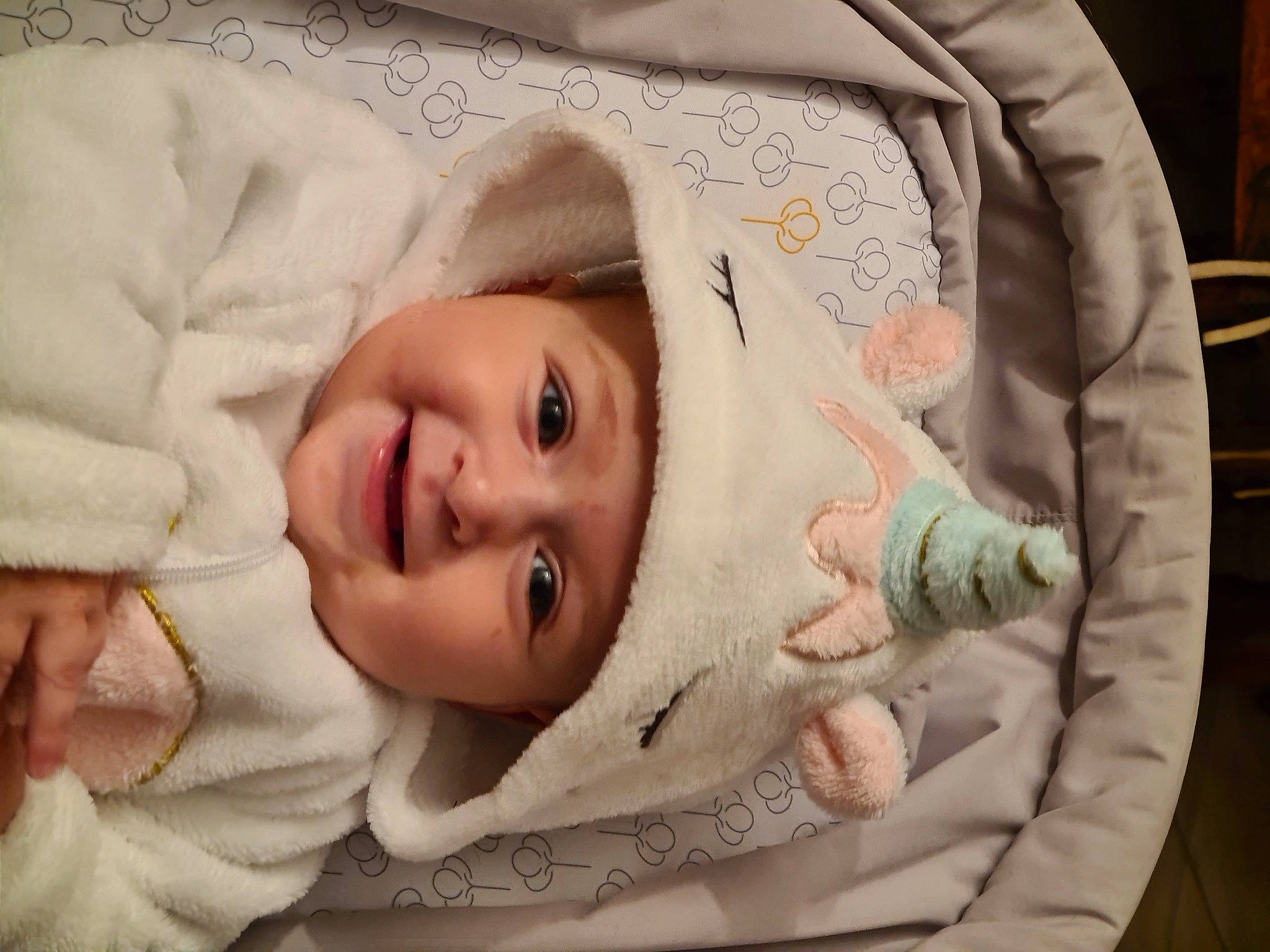 Maloë a rejoint le concours — aidez-le/la à gagner de superbes lots ! baby, baby_sleeping, bedtime, cheek, child, headwear, joy, mouth, nose, person, skin, toddler