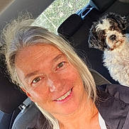 Jazz a rejoint le concours — aidez-le/la à gagner de superbes lots ! black_and_white, blonde_hair, car, casual, closeup, companion, dog, eyes, friendly, fur, happy, headrest, indoor, natural_light, pet, portrait, seat, seatbelt, smile, woman