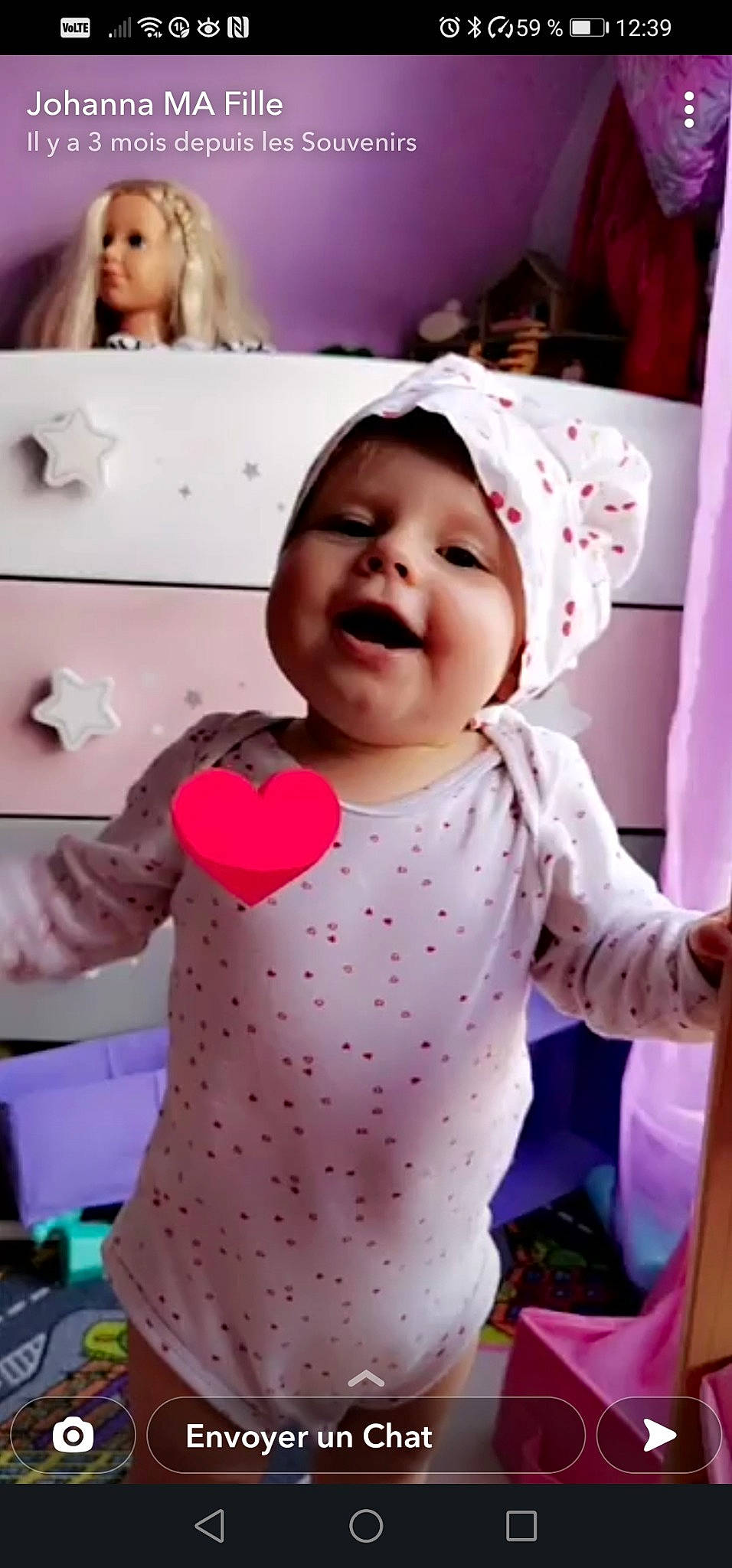 Ilana a rejoint le concours — aidez-le/la à gagner de superbes lots ! baby, baby_laughing, baby_toddler_clothing, beauty, cheek, child, facial_expression, fun, gesture, happy, headwear, magenta, pattern, person, pink, product, room, skin, sleeve, smile