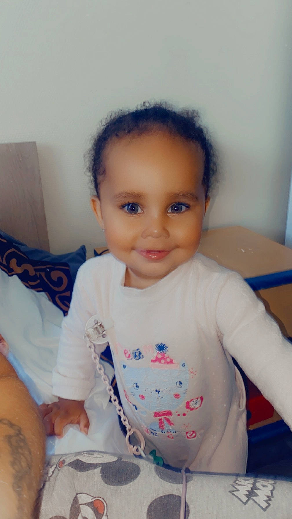 Misty participe au concours pour gagner de l'argent avec cette photo : baby_toddler_clothing, cheek, child, chin, comfort, eyebrow, facial_expression, flooring, forehead, fun, hairstyle, happy, iris, joy, neck, nose, person, skin, sleeve, smile