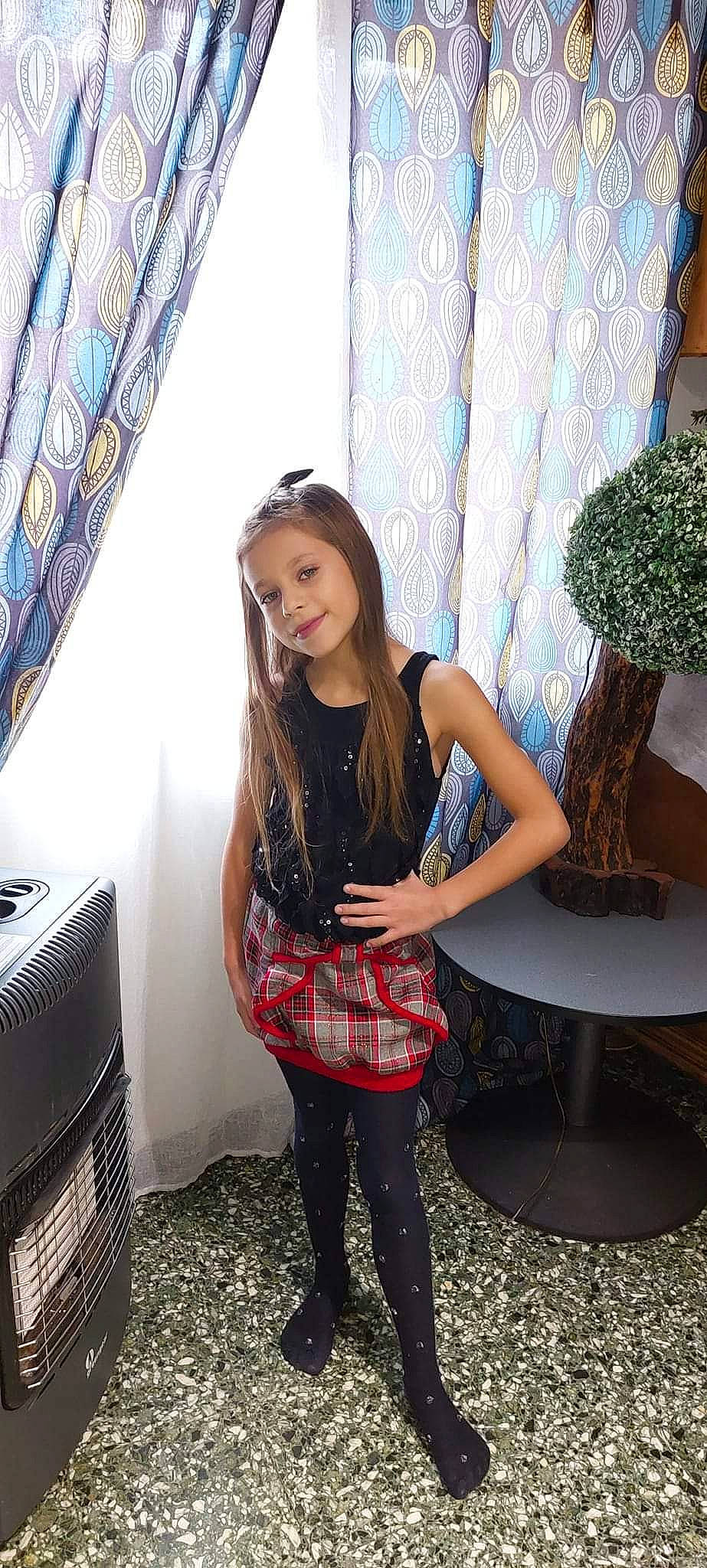 Estrella a rejoint le concours — aidez-le/la à gagner de superbes lots ! beauty, black_hair, curtain, electric_blue, fashion_design, flash_photography, human_leg, joy, knee, leg, long_hair, magenta, pattern, person, plaid, purple, smile, tartan, textile, thigh