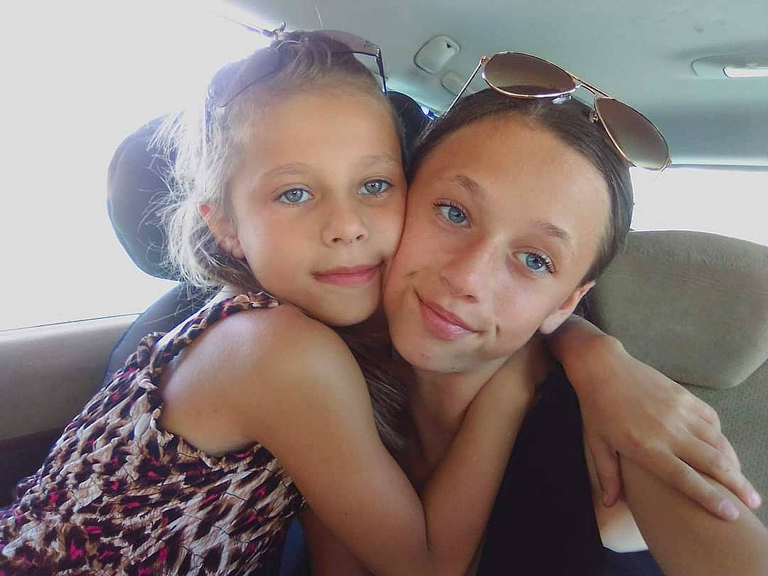 Estrella a rejoint le concours — aidez-le/la à gagner de superbes lots ! arm, blond, child, comfort, event, eyebrow, eyewear, flash_photography, fun, gesture, goggles, happy, joy, leisure, person, selfie, sitting, skin, smile, sunglasses