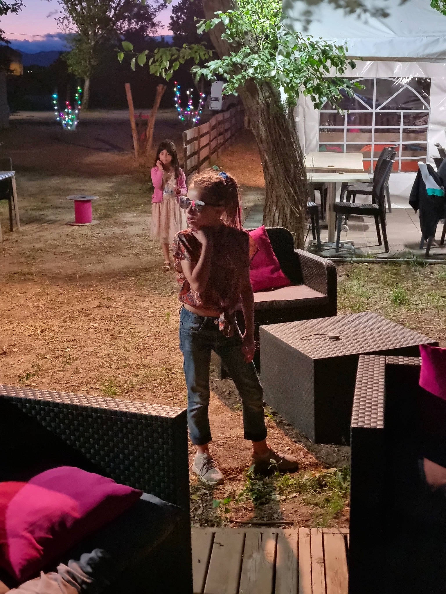 Estrella a rejoint le concours — aidez-le/la à gagner de superbes lots ! beauty, child, community, fun, grass, happy, human, leisure, magenta, morning, nature, person, pink, plant, public_space, recreation, summer, tints_and_shades, tree, wood