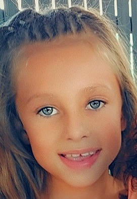 Estrella a rejoint le concours — aidez-le/la à gagner de superbes lots ! black_hair, cheek, child, chin, cool, eyebrow, eyelash, facial_expression, flash_photography, forehead, happy, iris, jaw, joy, layered_hair, lip, mouth, neck, nose, person