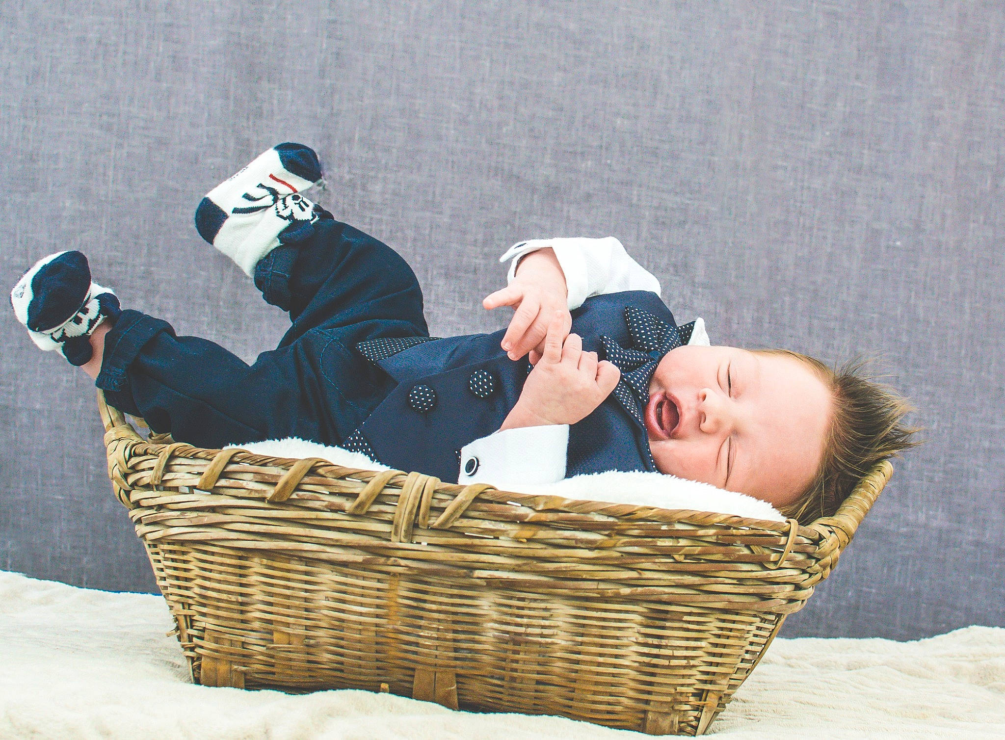 Eliam participe au concours pour gagner de l'argent avec cette photo : arm, bag, basket, comfort, eyewear, flooring, grass, hat, headgear, leisure, luggage_and_bags, people_in_nature, person, picnic_basket, plant, recreation, storage_basket, sunglasses, travel, tree