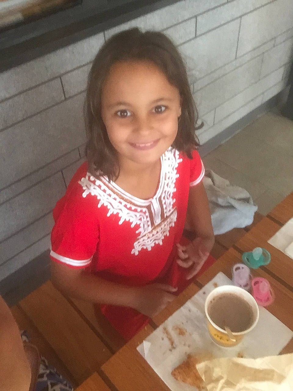 Alissia a rejoint le concours — aidez-le/la à gagner de superbes lots ! child, chinese_herb_tea, coffee, cuisine, cup, drink, drinkware, event, food, happy, ingredient, joy, person, plate, serveware, smile, table, tableware, tea, teacup