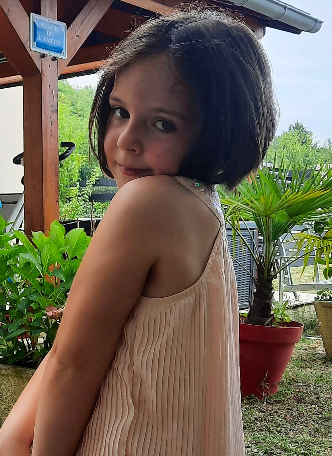 Céleste participe au concours pour gagner de l'argent avec cette photo : beauty, black_hair, botany, day_dress, fashion_accessory, flowerpot, formal_wear, grass, happy, hat, houseplant, long_hair, person, plant, shoulder, sitting, skin, sleeve, trunk, vacation