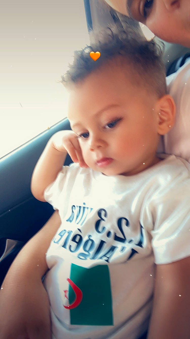 Aymen participe au concours pour gagner de l'argent avec cette photo : arm, cheek, chin, ear, eye, eyebrow, eyelash, flash_photography, forehead, hair, hairstyle, hand, head, human_body, iris, lip, neck, nose, person, shoulder