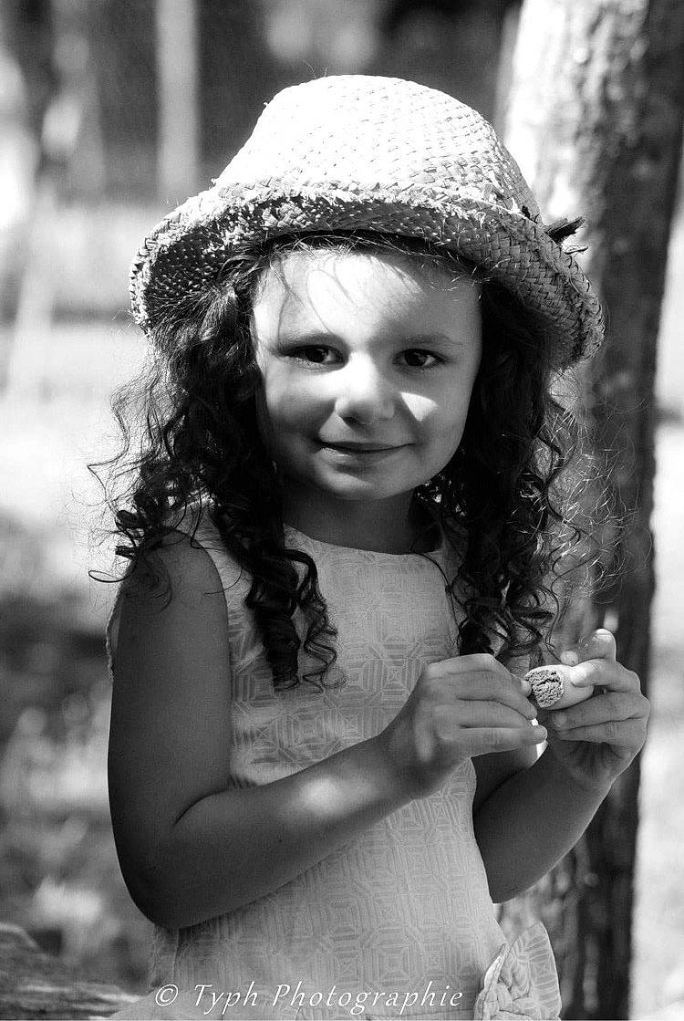 Diane participe au concours pour gagner de l'argent avec cette photo : black, black_and_white, eye, flash_photography, gesture, happy, headgear, headwear, human, human_body, iris, joy, lip, organ, people_in_nature, person, photograph, plant, skin, smile