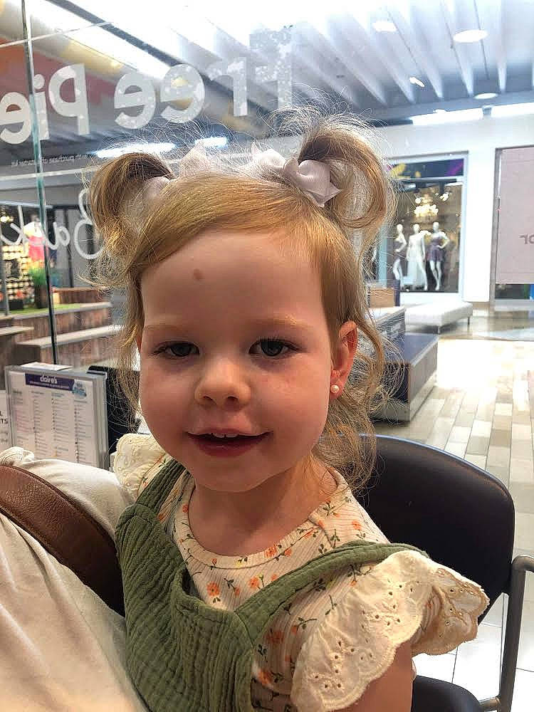 Josephine is registered to the contest to win money with this photo: chair, cheek, chin, ear, eyebrow, eyelash, forehead, fun, hairstyle, happy, head, human, iris, joy, lip, neck, organ, person, skin, smile