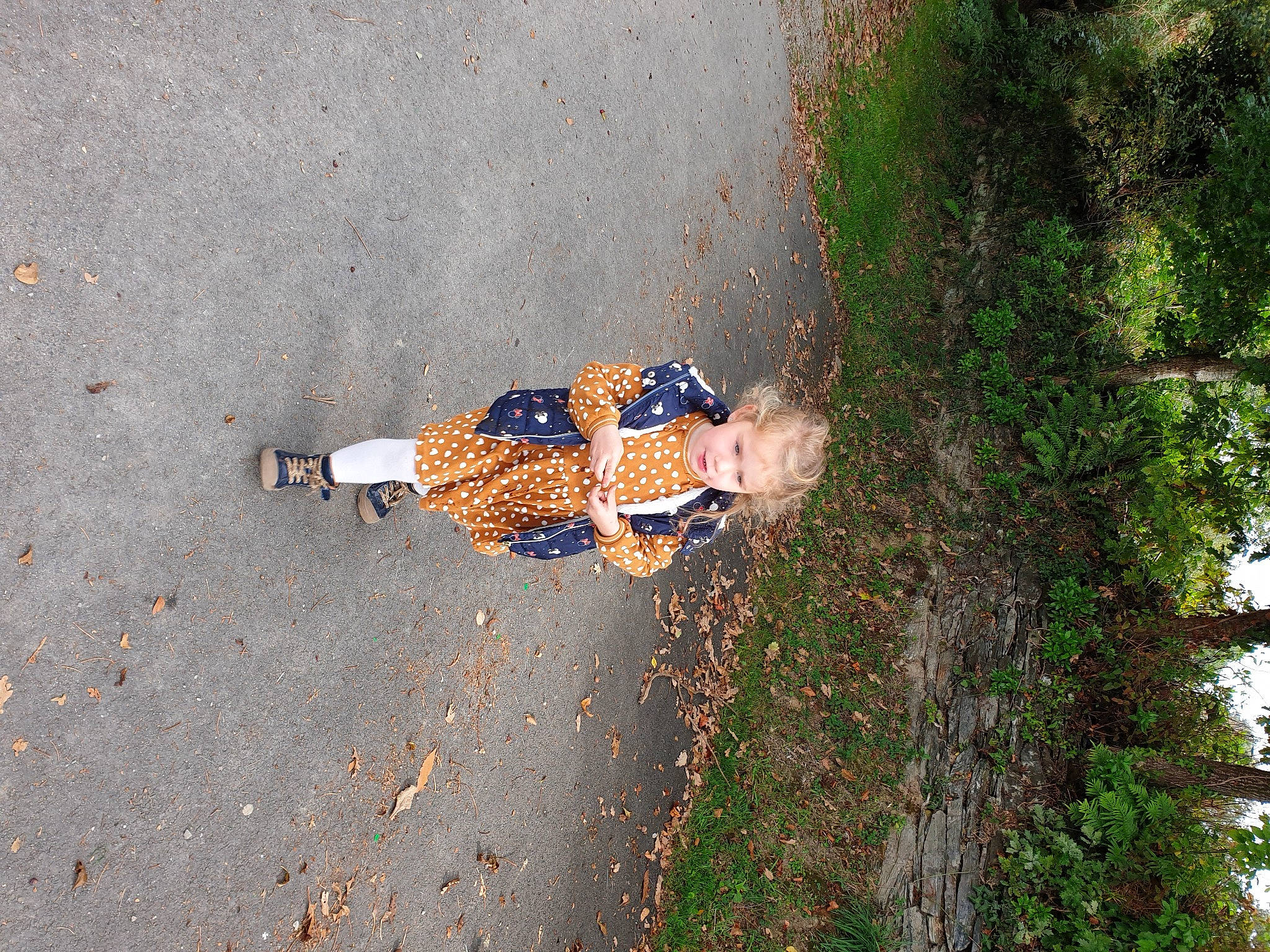 Maïlys a rejoint le concours — aidez-le/la à gagner de superbes lots ! asphalt, child, city, concrete, fun, grass, landscape, leisure, pattern, people_in_nature, person, plant, road, road_surface, shadow, sidewalk, soil, tints_and_shades, toddler, tree