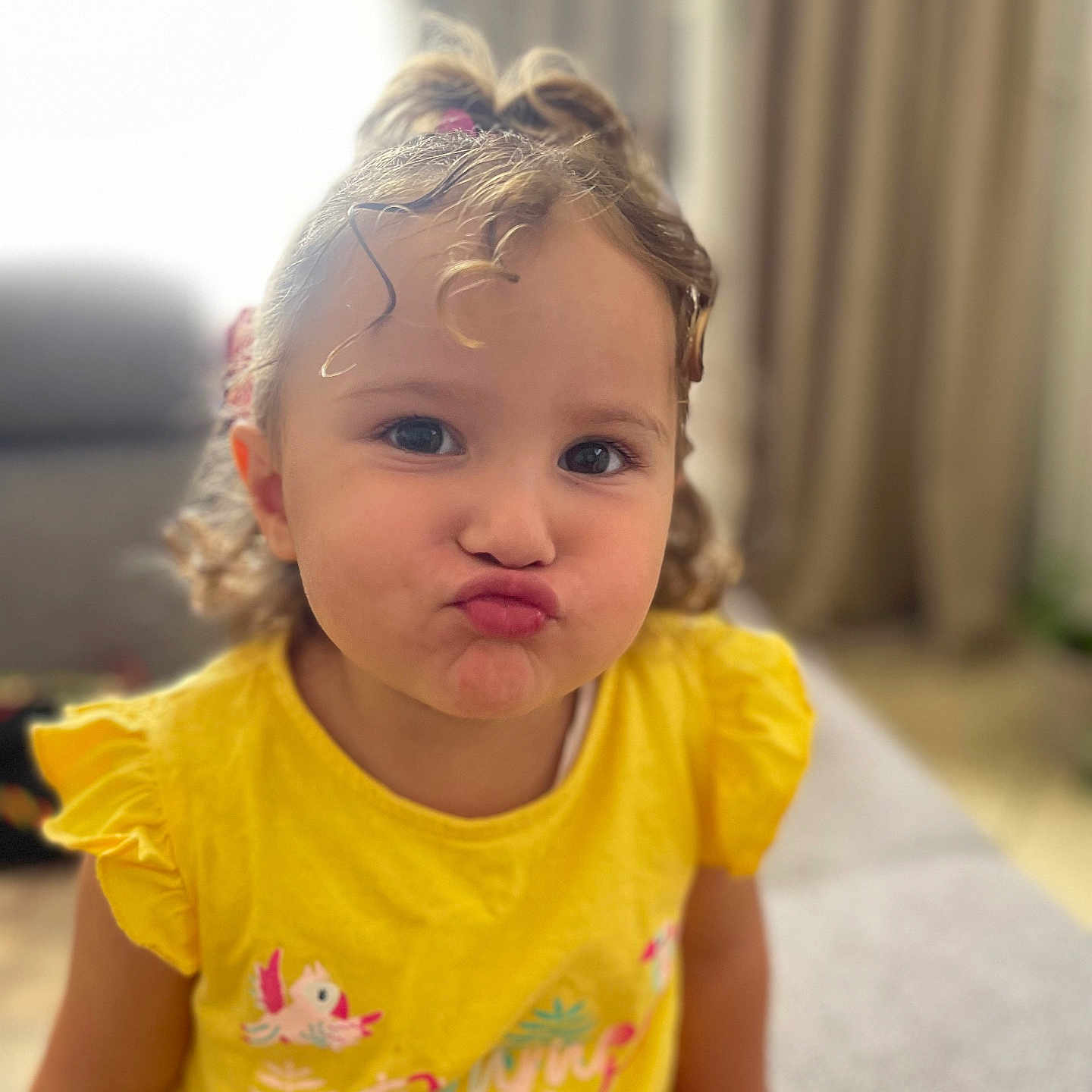 Yasmine participe au concours pour gagner de l'argent avec cette photo : architecture, building, child, clothing, couch, face, female, frown, furniture, girl, happy, head, indoors, livingroom, person, photography, portrait, sad, smile, t_shirt