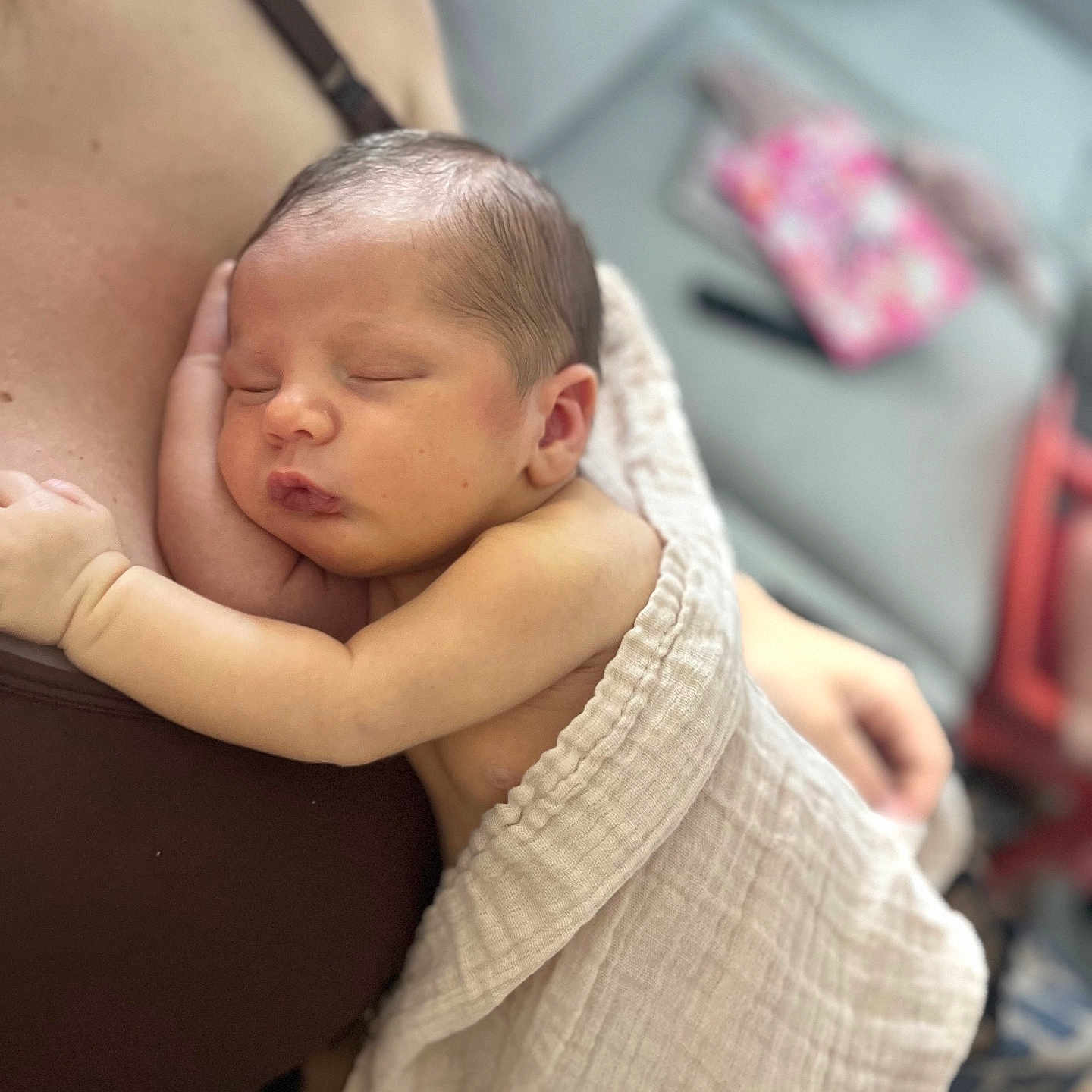 Mael a rejoint le concours — aidez-le/la à gagner de superbes lots ! arm, baby, blanket, chest, closeup, comfort, cuddle, human, indoor, infant, love, newborn, parent, peaceful, person, resting, skin, sleeping, soft, tenderness