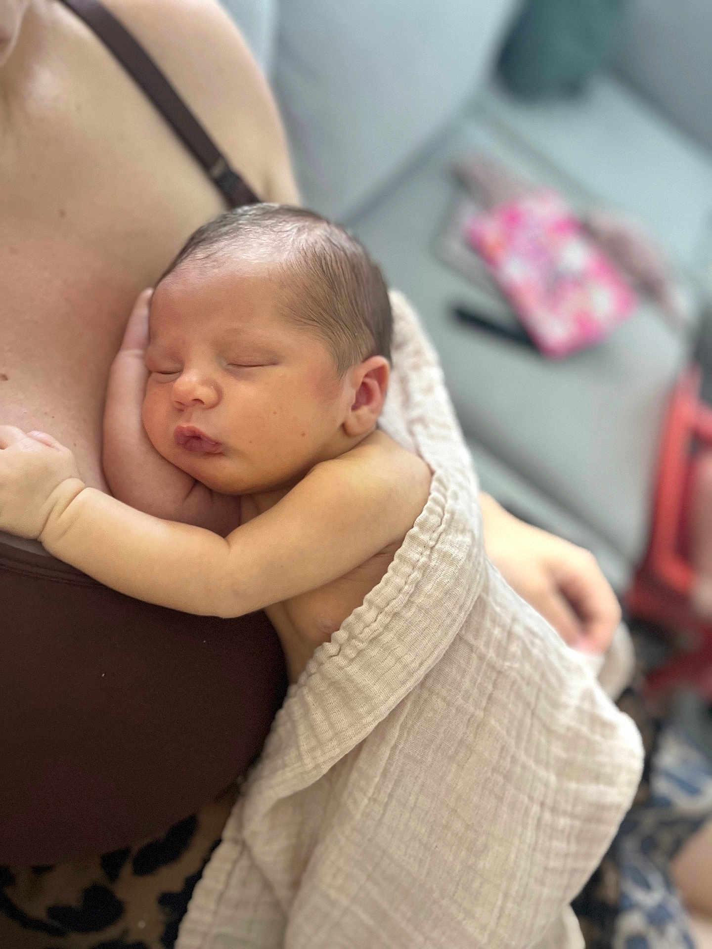 Mael a rejoint le concours — aidez-le/la à gagner de superbes lots ! arm, baby, blanket, chest, closeup, comfort, cuddle, human, indoor, infant, love, newborn, parent, peaceful, person, resting, skin, sleeping, soft, tenderness