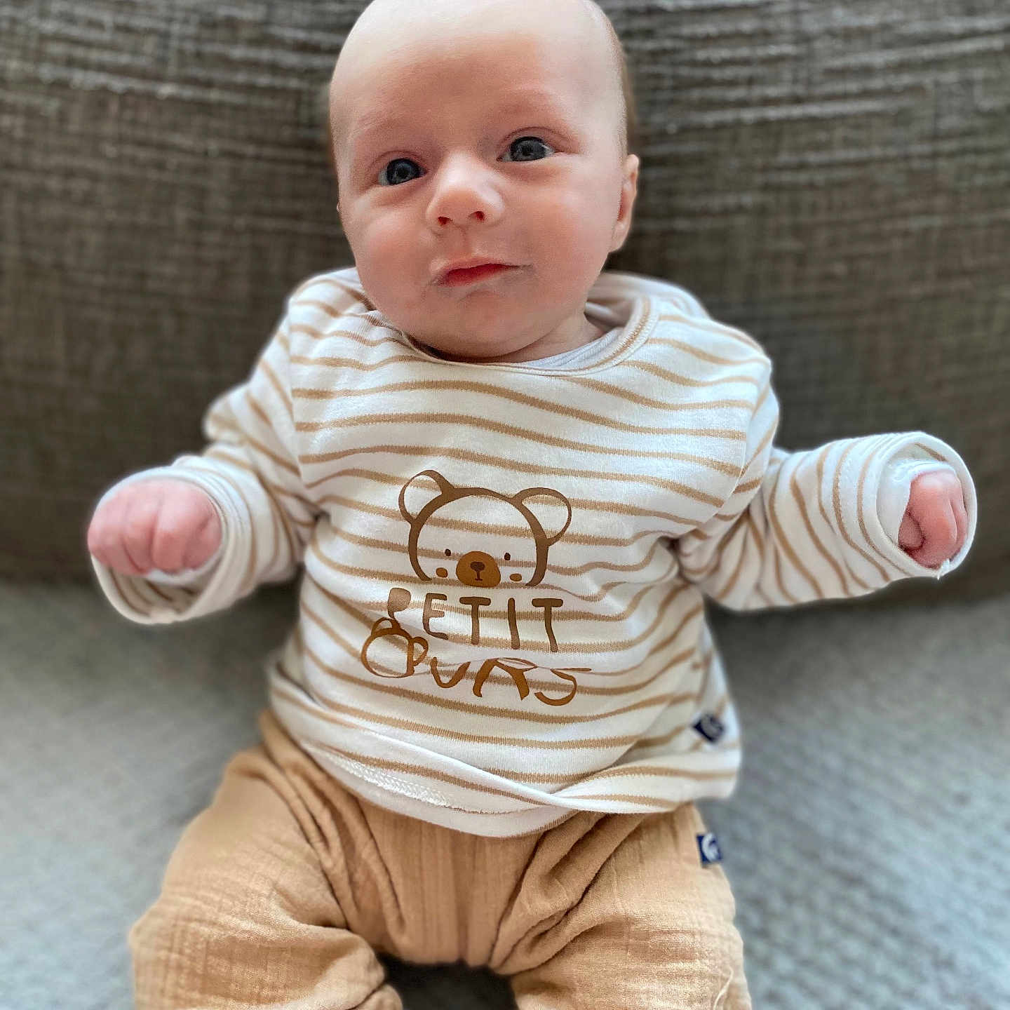 Eden a rejoint le concours — aidez-le/la à gagner de superbes lots ! baby, infant, child, cute, striped_clothing, teddy_bear, sitting, soft_lighting, indoor, portrait, cozy, comfortable, expression, face, head, small_hands, pants, shoes, texture, background