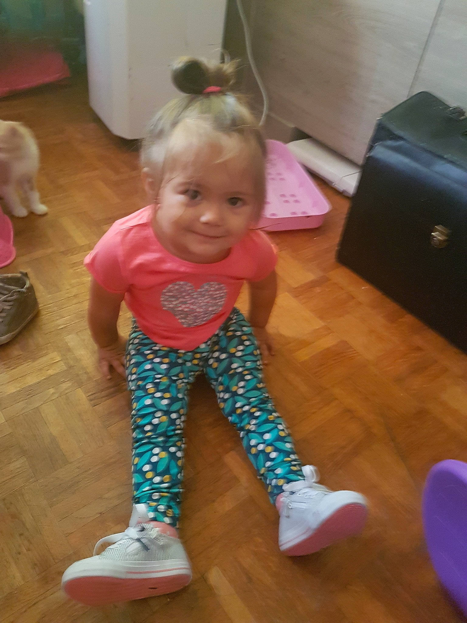 Skaylle a rejoint le concours — aidez-le/la à gagner de superbes lots ! baby, child, floor, person, play, standing, toddler