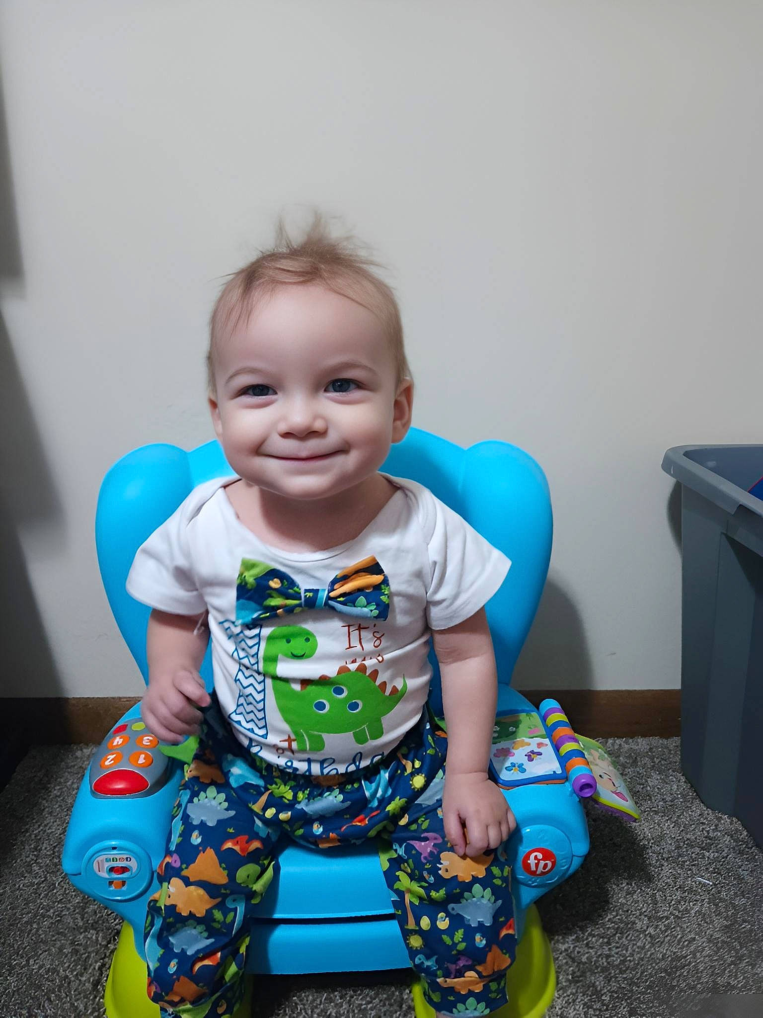 Emiliano is registered to the contest to win money with this photo: baby, baby_toddler_clothing, child, electric_blue, flash_photography, flooring, fun, happy, joy, knee, leisure, pattern, person, play, portrait_photography, purple, shorts, sitting, sleeve, smile