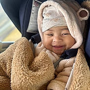 Malone a rejoint le concours — aidez-le/la à gagner de superbes lots ! baby, blanket, bundle, car_interior, car_seat, cheeks, cozy, cute, eyebrows, face, fuzzy, happy, hat, hood, infant, portrait, seatbelt, smile, soft_texture, toddler