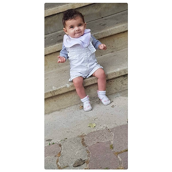 Ilana participe au concours pour gagner de l'argent avec cette photo : baby, child, footwear, leg, person, play, shoe, shorts, smile, snapshot, t_shirt, toddler, walking