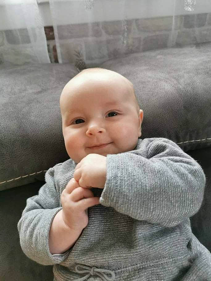 Leïla a rejoint le concours — aidez-le/la à gagner de superbes lots ! baby, baby_toddler_clothing, cheek, child, comfort, couch, fur, gesture, happy, hug, linens, outerwear, pattern, person, sitting, sleeve, smile, thumb, toddler, wool