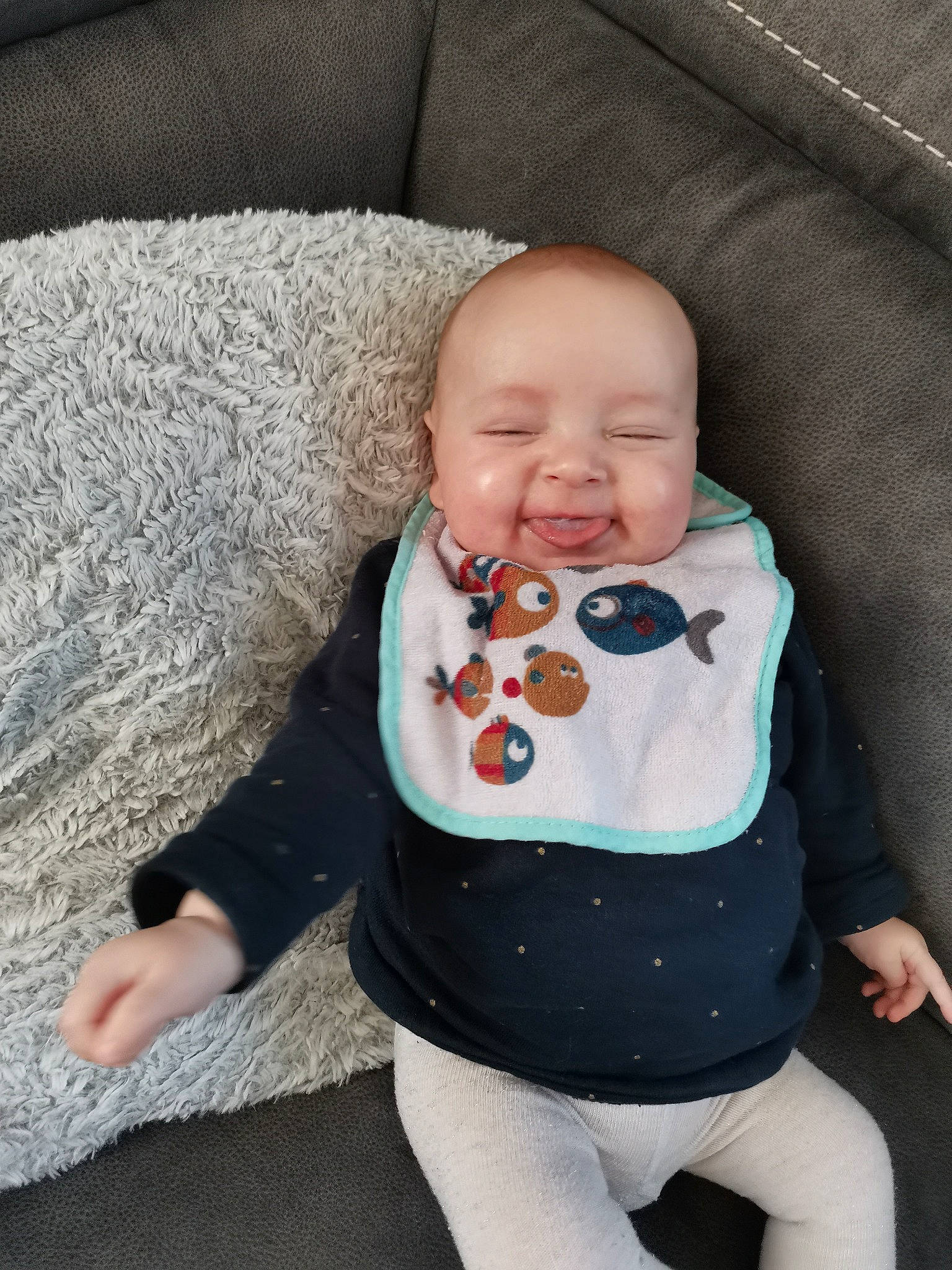 Leïla participe au concours pour gagner de l'argent avec cette photo : baby, baby_products, baby_toddler_clothing, cheek, child, clothing, comfort, eye, face, facial_expression, hairstyle, head, iris, mammal, outerwear, person, sitting, skin, sleeve, textile