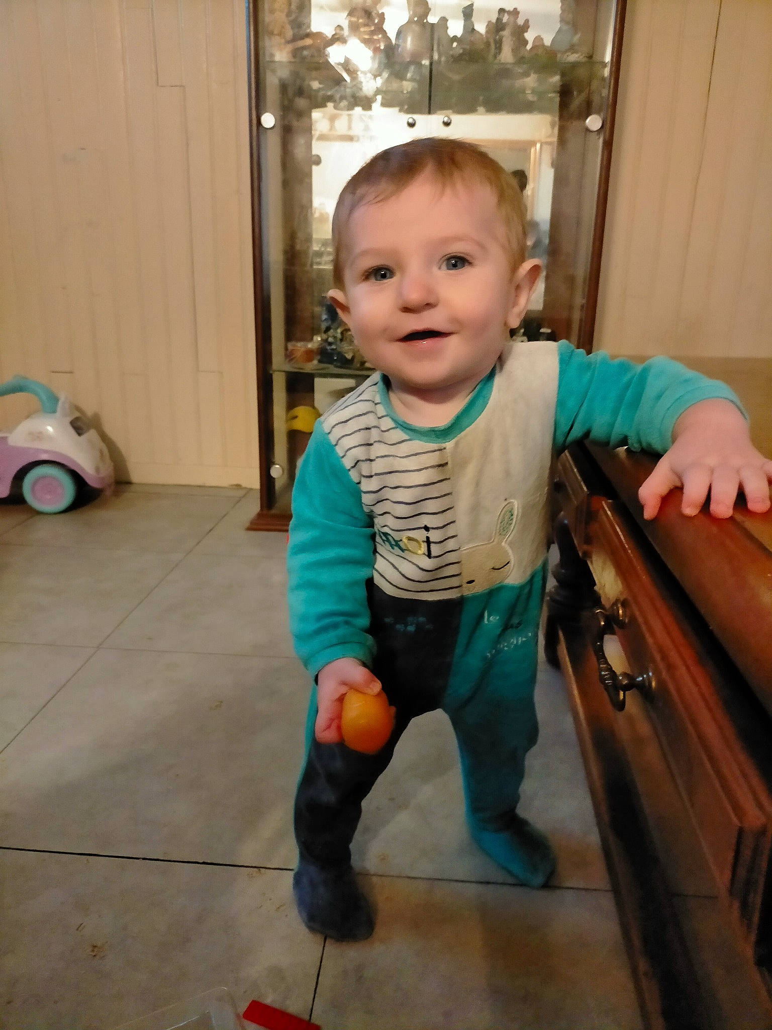 Donovan participe au concours pour gagner de l'argent avec cette photo : baby, baby_toddler_clothing, cheek, child, cool, facial_expression, finger, floor, flooring, fun, happy, joy, mammal, person, shoulder, sitting, skin, sleeve, smile, toddler